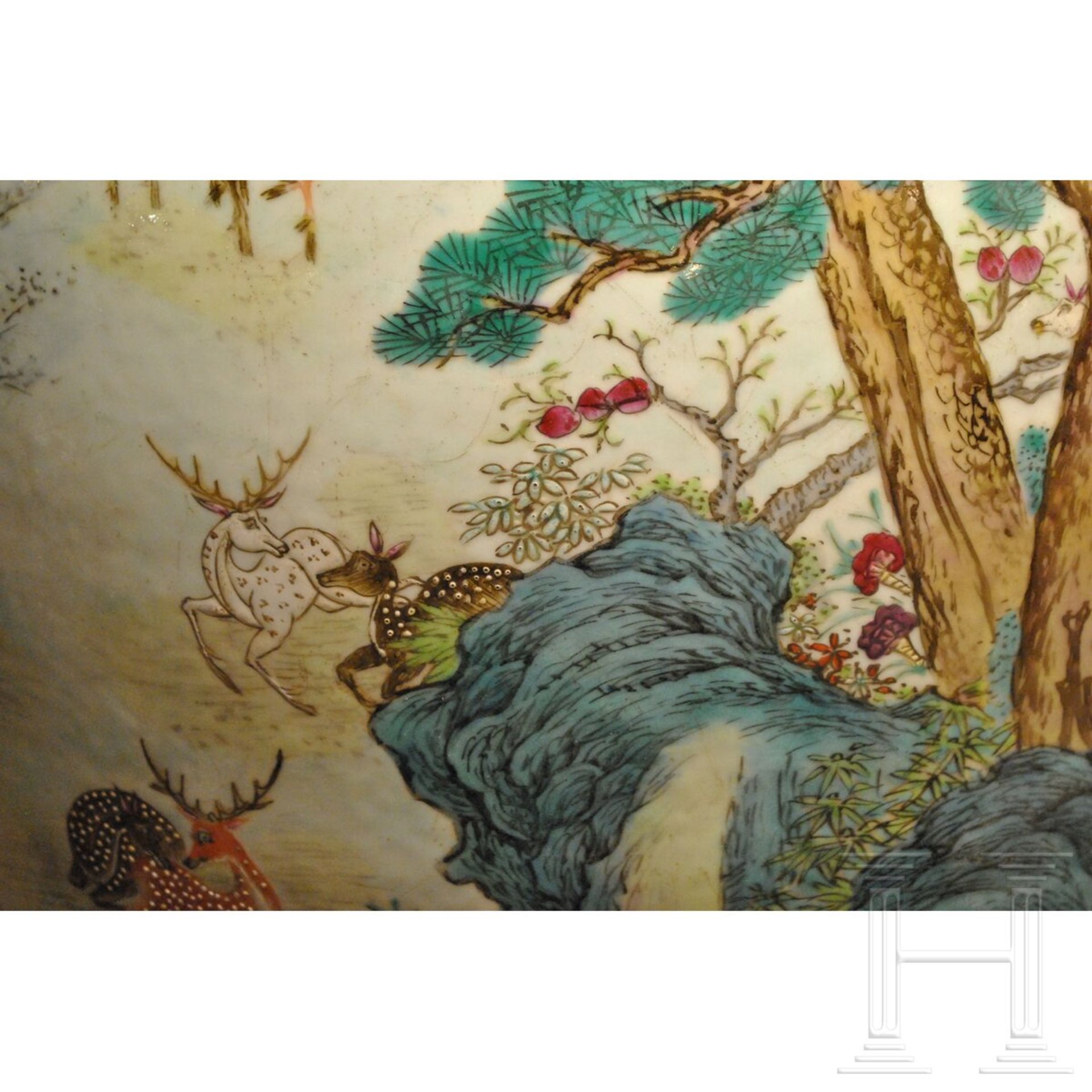 Monumentale Famille-rose-Vase mit "Hundert-Hirsche-Dekor", späte Qing-Dynastie oder frühe Republik,  - Bild 21 aus 24