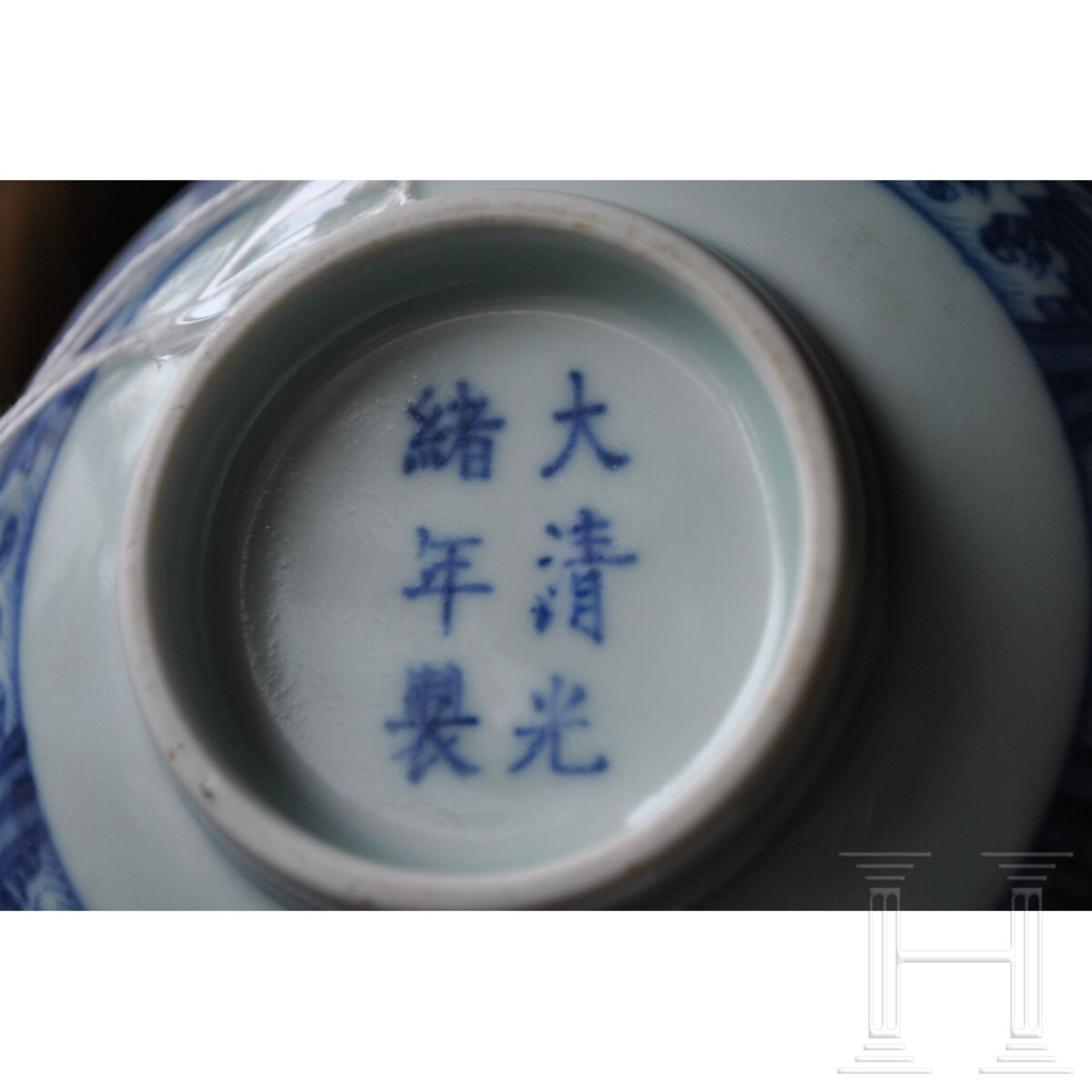Blau-weiße Kranich- und Dreibalken-Schale mit Guangxu-Marke, 19. - frühes 20. Jhdt. - Bild 18 aus 19