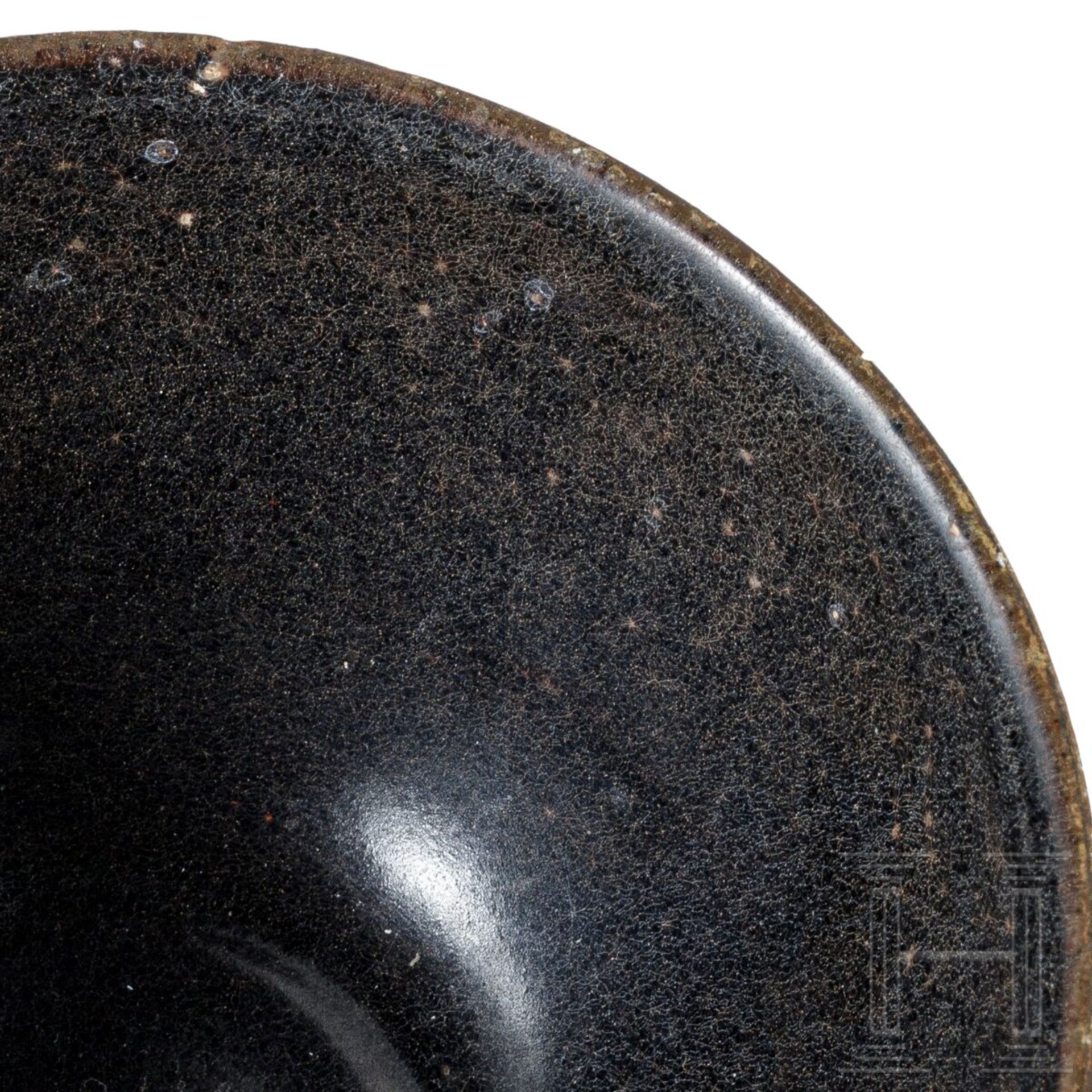 Jizhou-Teeschale, schwarz glasiert, südliche Song-Dynastie (12. - 13. Jhdt.) - Bild 7 aus 17