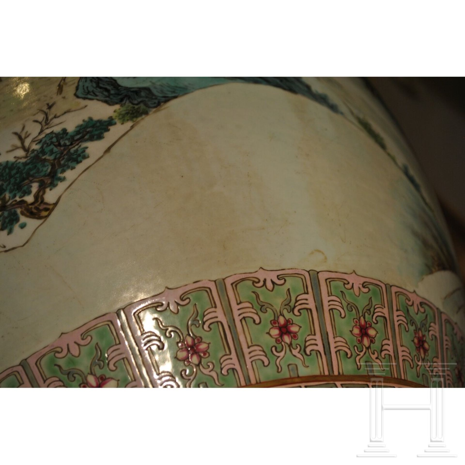 Monumentale Famille-rose-Vase mit "Hundert-Hirsche-Dekor", späte Qing-Dynastie oder frühe Republik,  - Bild 23 aus 24