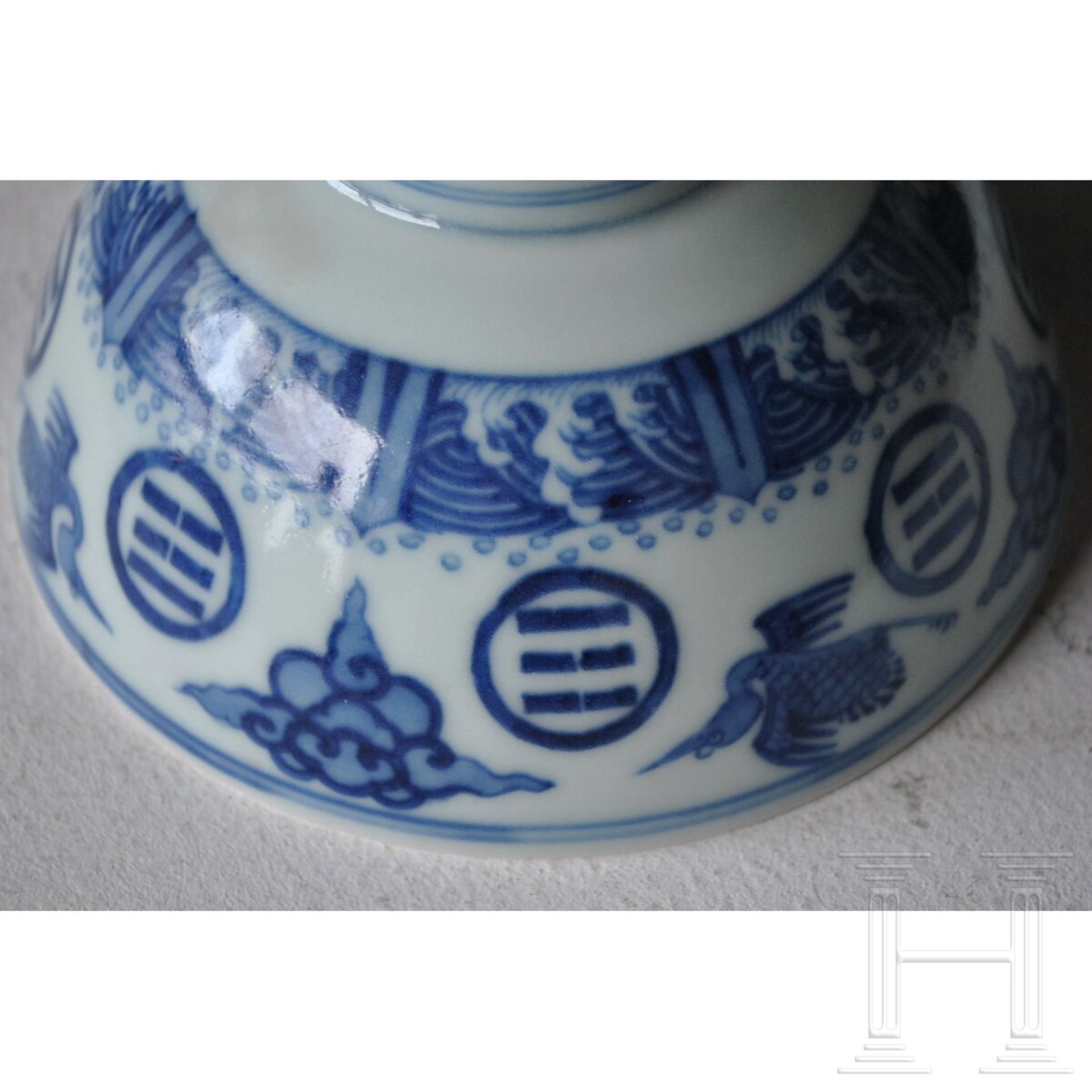 Blau-weiße Kranich- und Dreibalken-Schale mit Guangxu-Marke, 19. - frühes 20. Jhdt. - Bild 13 aus 19