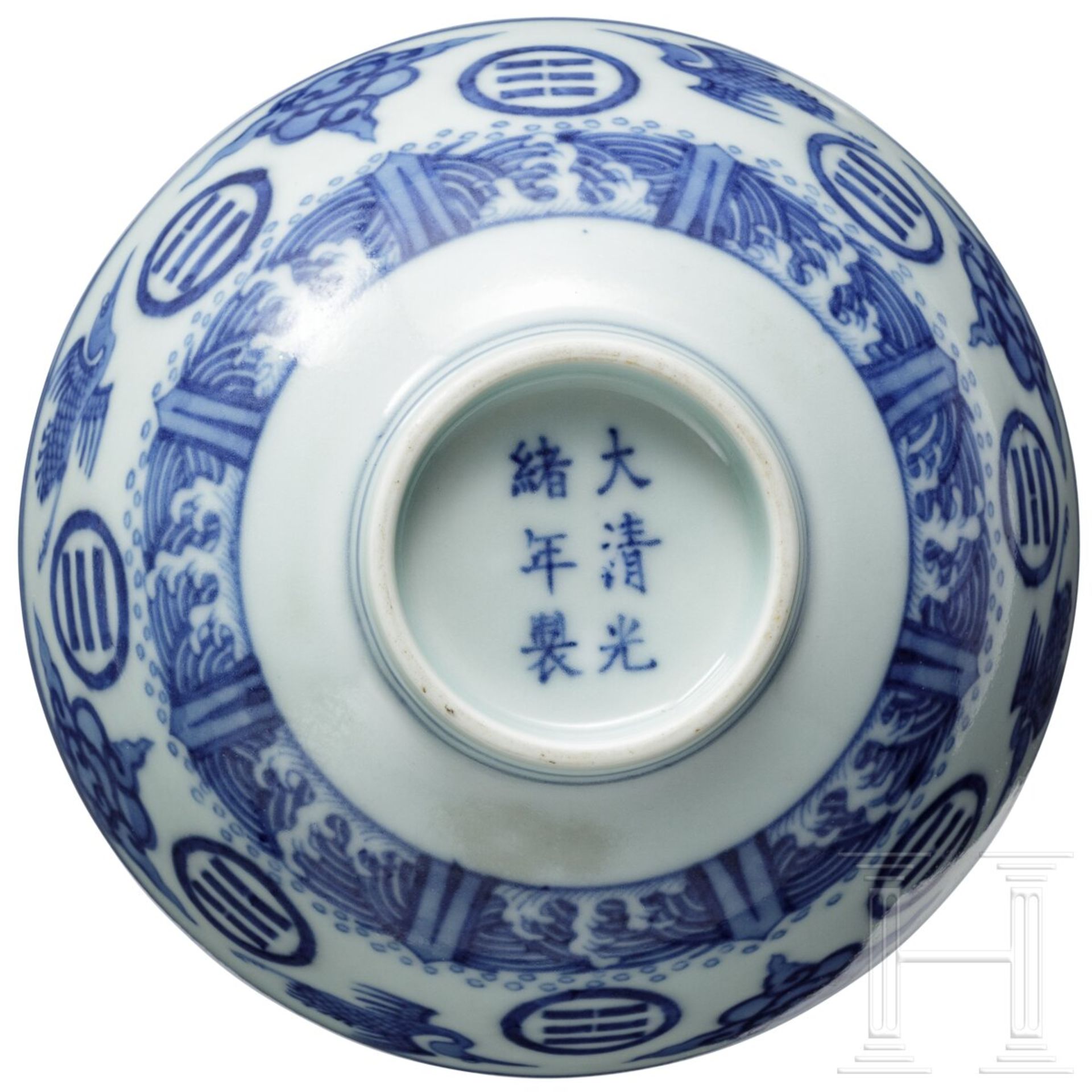 Blau-weiße Kranich- und Dreibalken-Schale mit Guangxu-Marke, 19. - frühes 20. Jhdt. - Bild 5 aus 19