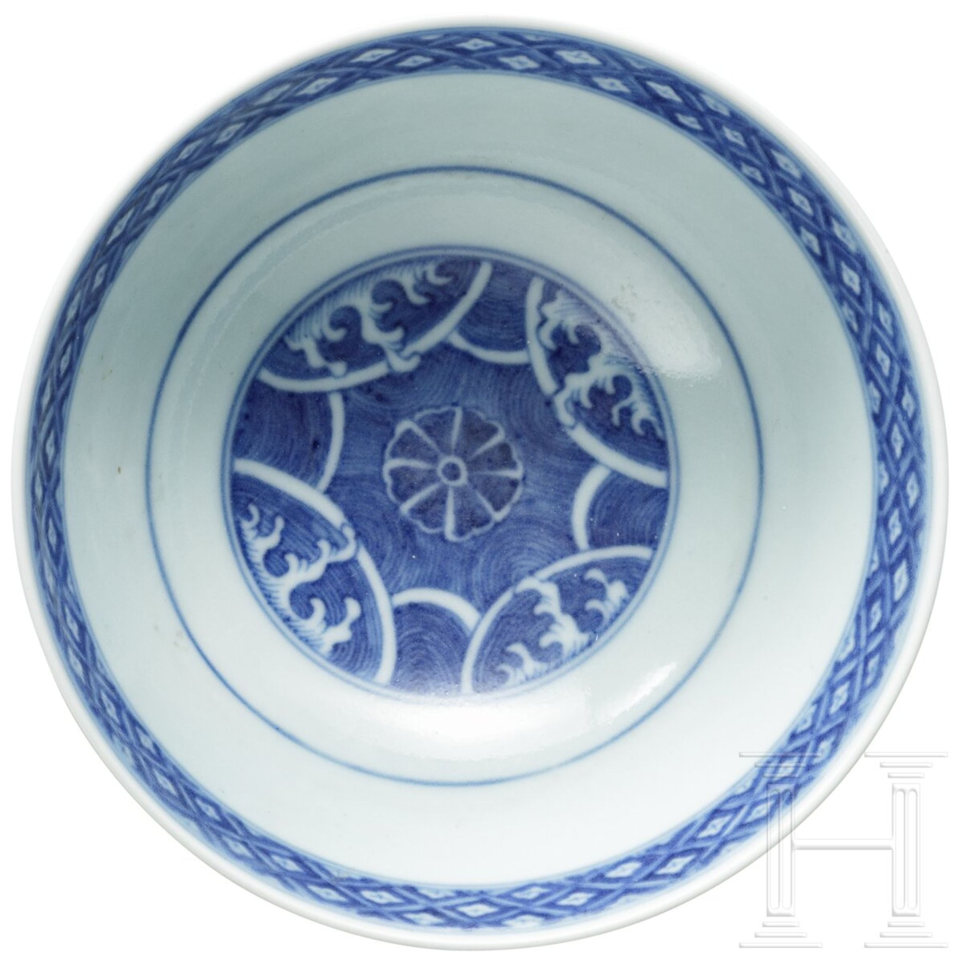 Blau-weiße Kranich- und Dreibalken-Schale mit Guangxu-Marke, 19. - frühes 20. Jhdt. - Bild 4 aus 19