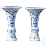 Zwei kleine Gu-Vasen, blau-weiß glasiert mit der Marke "Cheng Hua Nian Zhi", wohl Kangxi-Periode (16