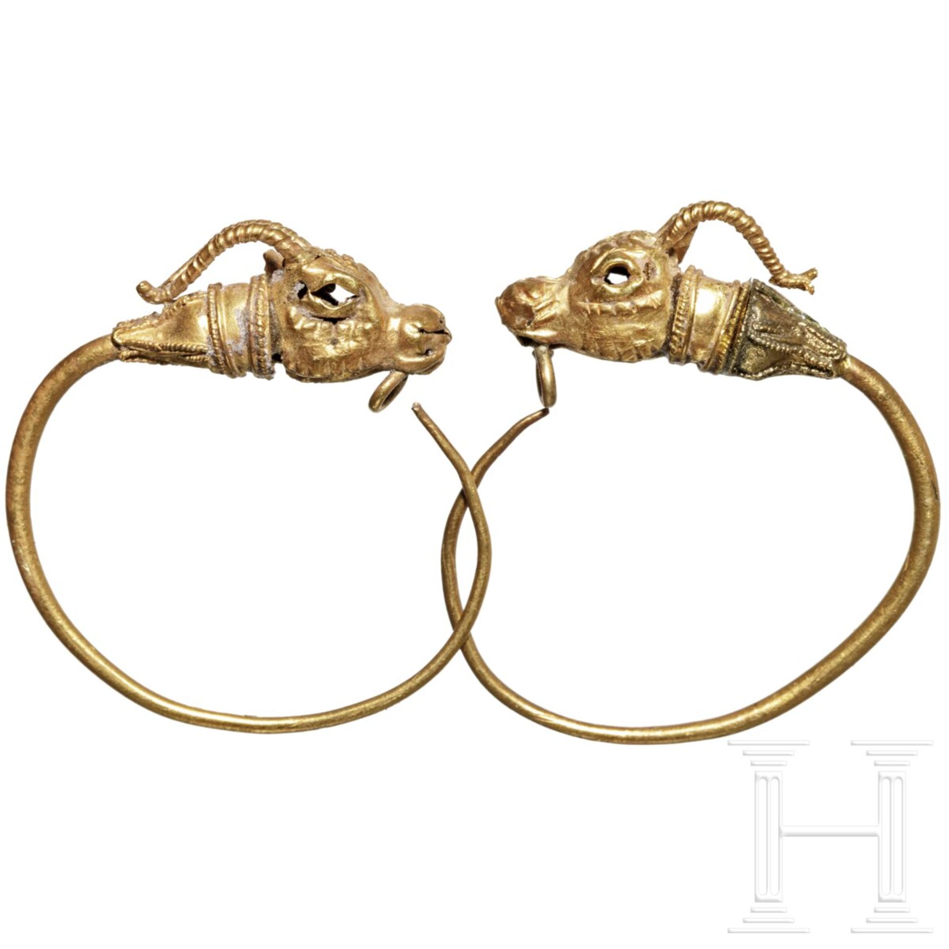 Goldenes Ohrringpaar mit Tierkopfprotomen, hellenistisch, 3. - 2. Jhdt. v. Chr. - Image 2 of 4