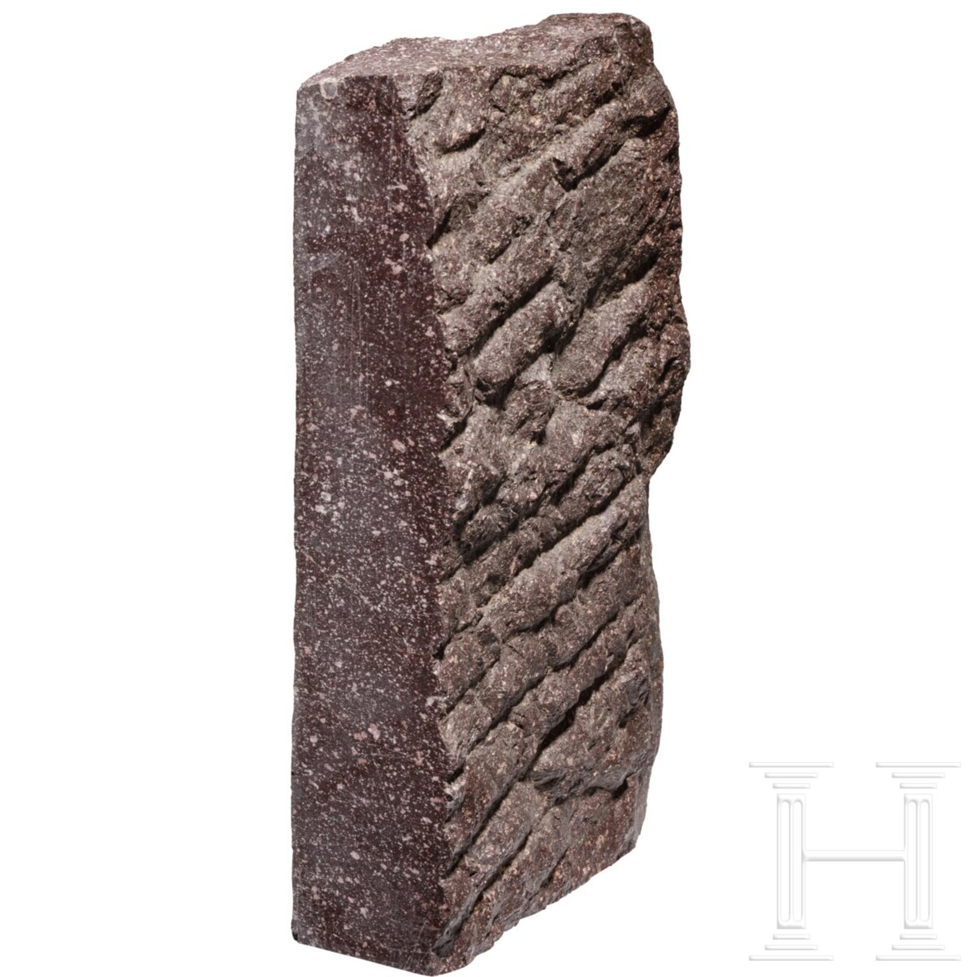 Porphyr-Fragment eines Sockels oder Gebäudes, römisch, 1. - 3. Jhdt. - Image 3 of 5