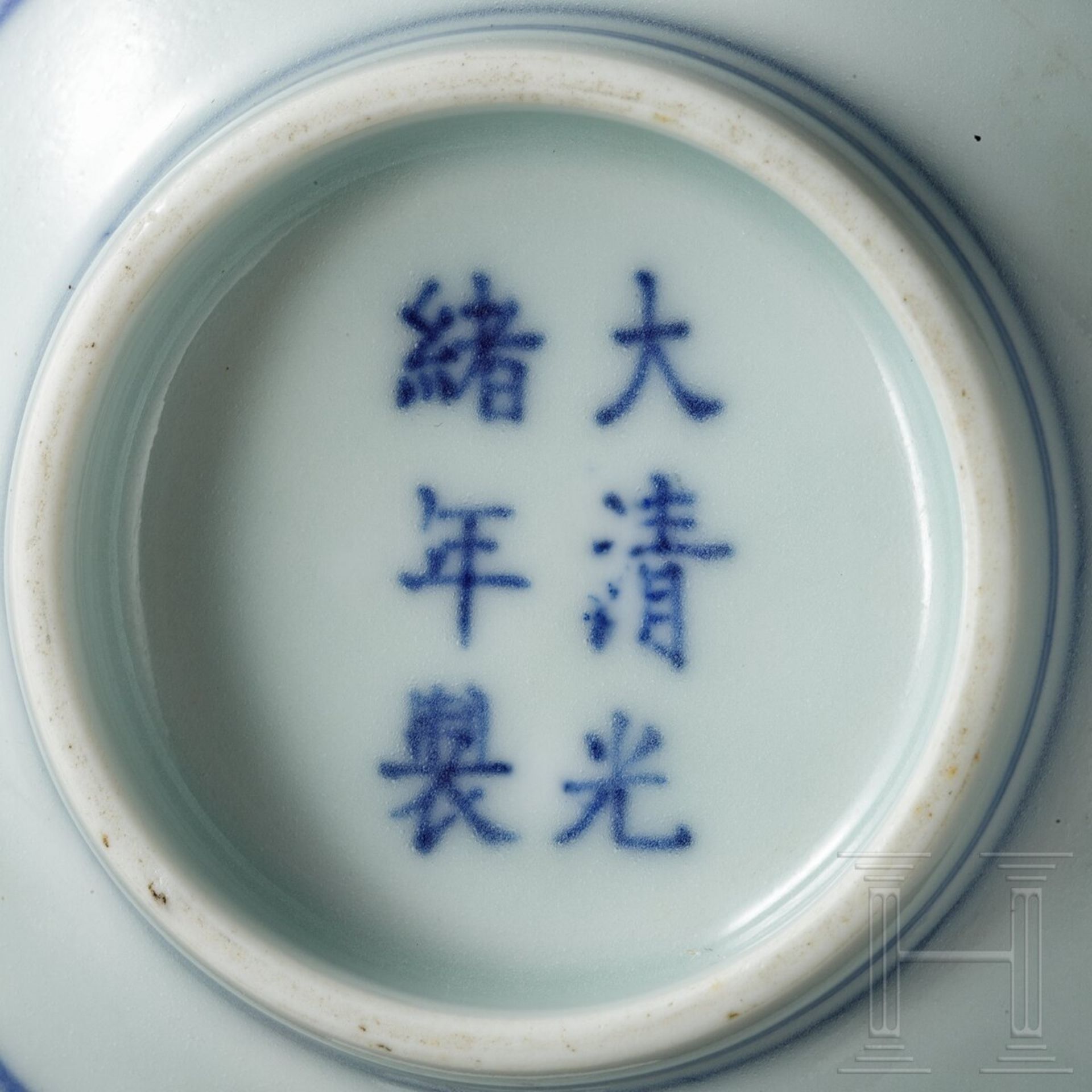 Blau-weiße Kranich- und Dreibalken-Schale mit Guangxu-Marke, 19. - frühes 20. Jhdt. - Bild 10 aus 19