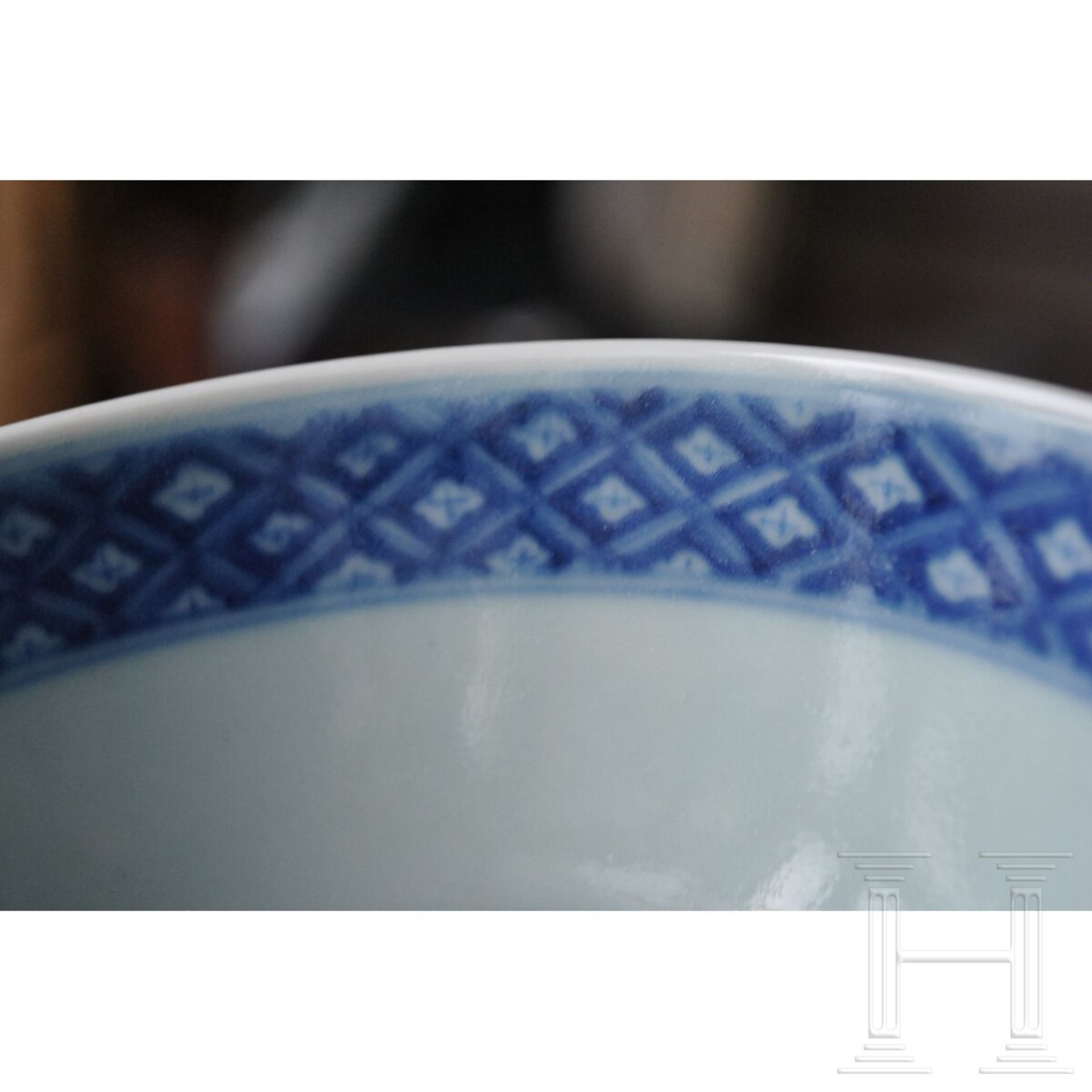 Blau-weiße Kranich- und Dreibalken-Schale mit Guangxu-Marke, 19. - frühes 20. Jhdt. - Bild 15 aus 19
