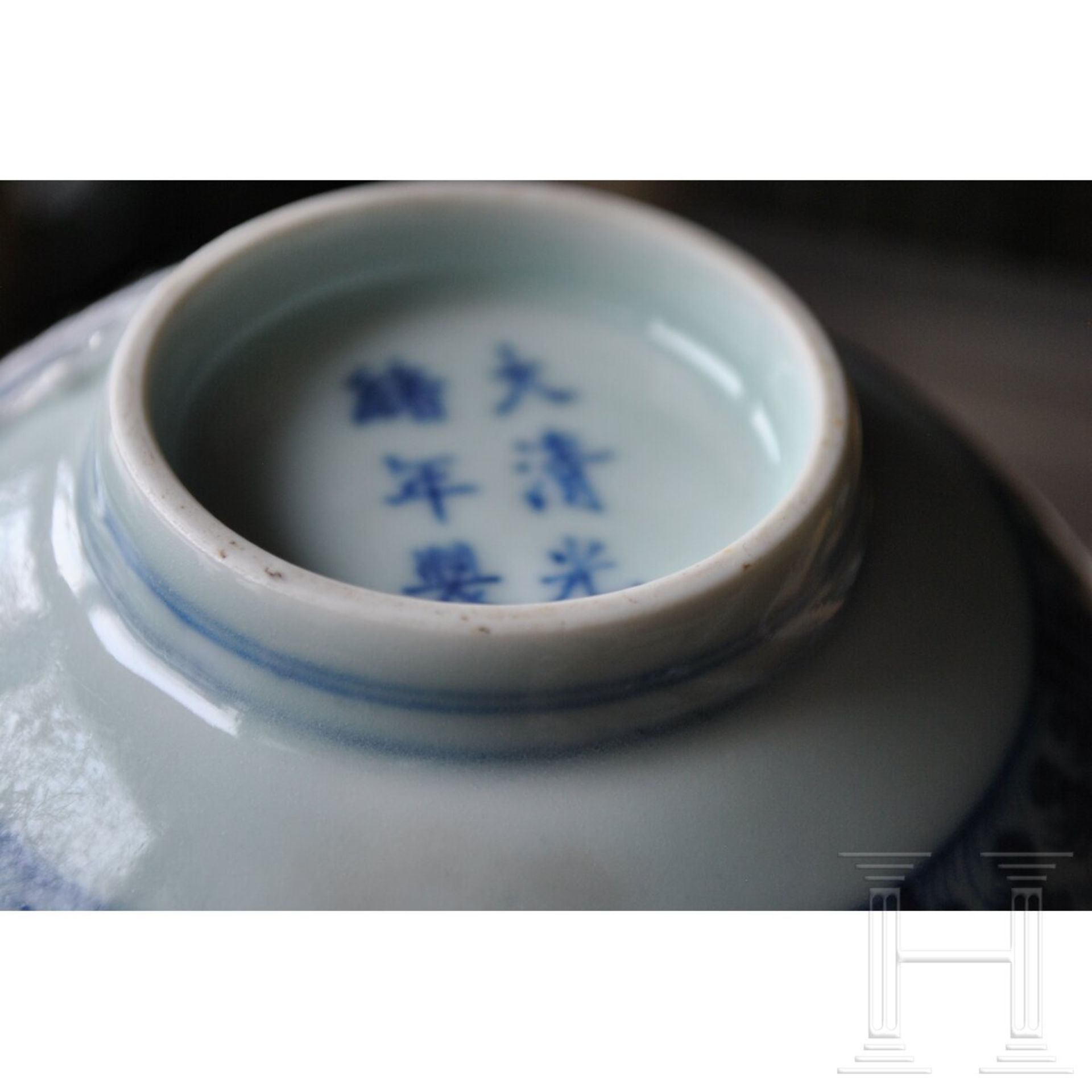Blau-weiße Kranich- und Dreibalken-Schale mit Guangxu-Marke, 19. - frühes 20. Jhdt. - Bild 19 aus 19
