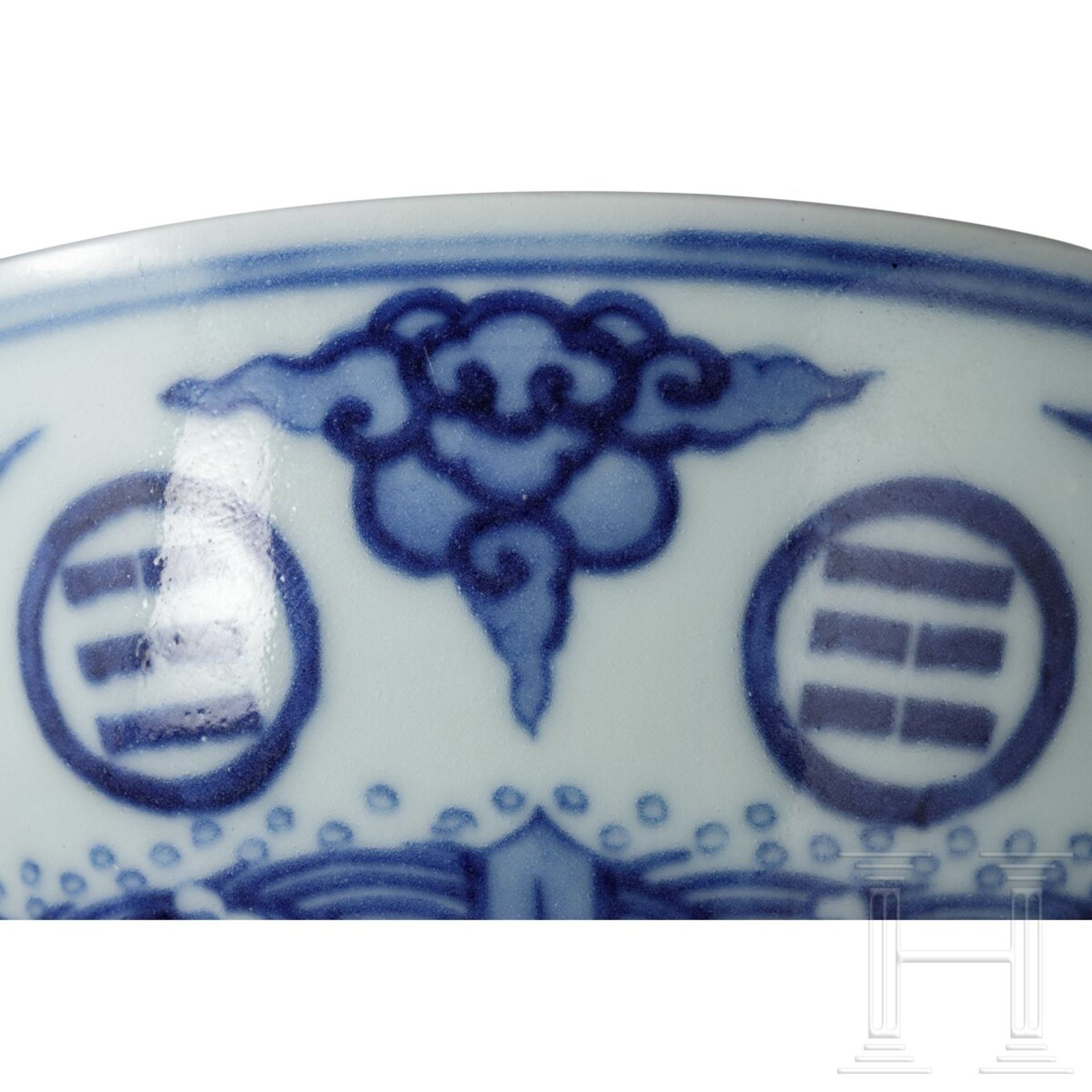 Blau-weiße Kranich- und Dreibalken-Schale mit Guangxu-Marke, 19. - frühes 20. Jhdt. - Bild 7 aus 19