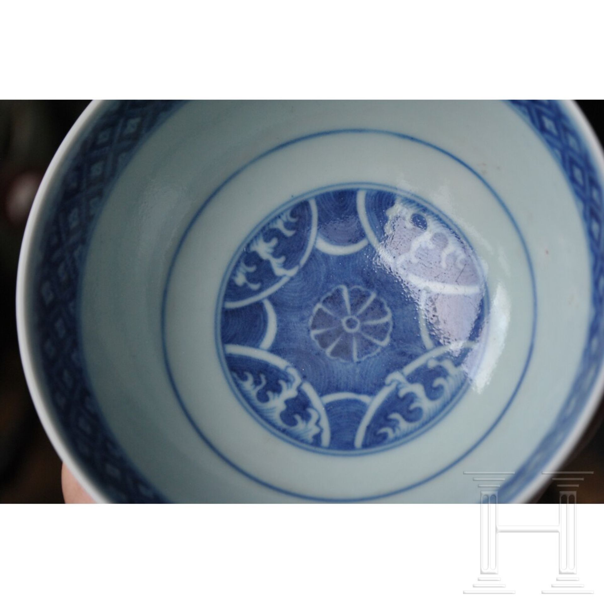Blau-weiße Kranich- und Dreibalken-Schale mit Guangxu-Marke, 19. - frühes 20. Jhdt. - Bild 16 aus 19
