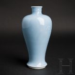 Blassblau glasierte Meiping-Vase mit Kangxi-Marke