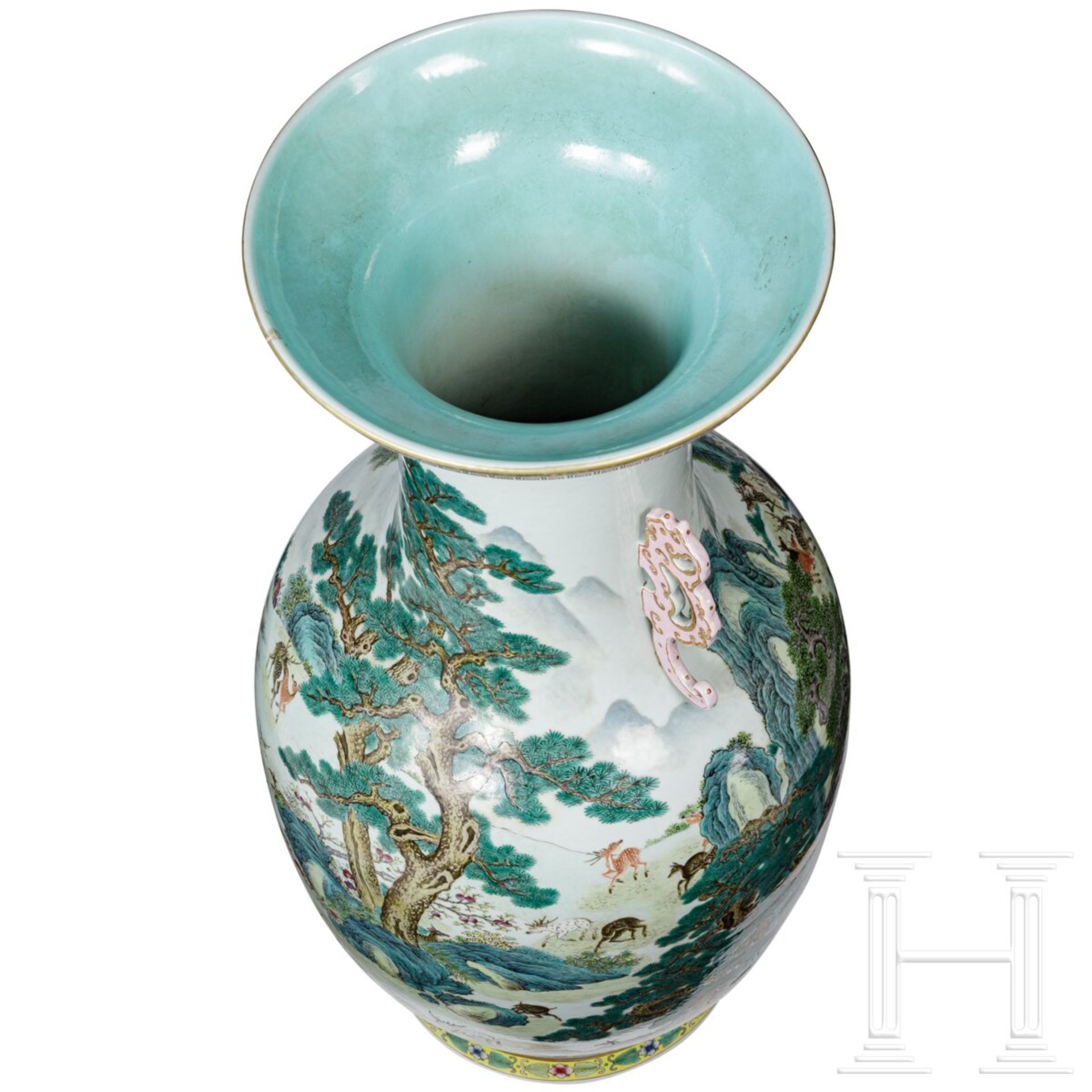 Monumentale Famille-rose-Vase mit "Hundert-Hirsche-Dekor", späte Qing-Dynastie oder frühe Republik,  - Bild 5 aus 24
