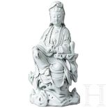 Dehua-Figur der Guanyin mit Marke, wohl späte Qing-Dynastie oder republikanisch, 19. - 20. Jhdt.