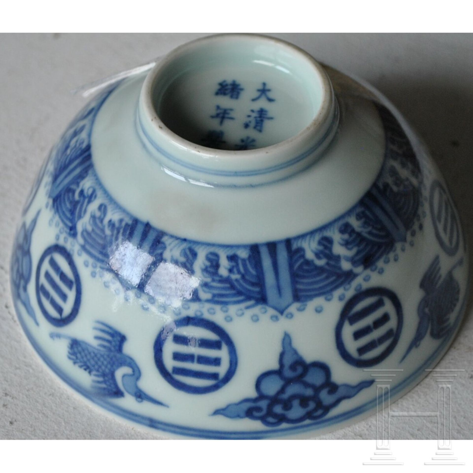 Blau-weiße Kranich- und Dreibalken-Schale mit Guangxu-Marke, 19. - frühes 20. Jhdt. - Bild 12 aus 19