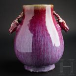 Vase mit Hirschkopfprotomen, purpurfarbene Flambé-Glasur, wohl 18. - 19. Jhdt.