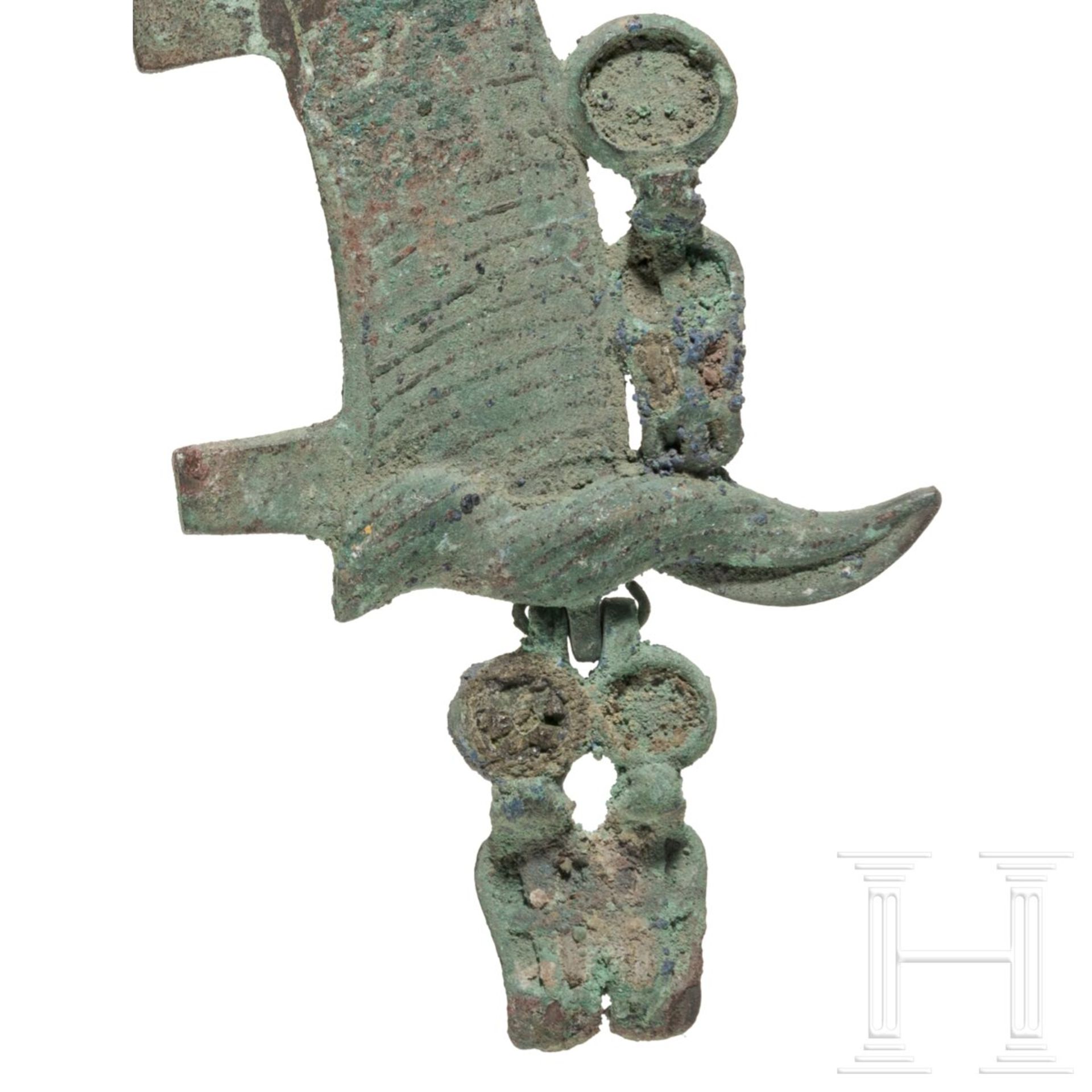 Zwei Hälften von Federkronen mit Uräusschlangen, Bronze, Ägypten, 2. - 1. Jtsd. v. Chr.  - Bild 3 aus 4