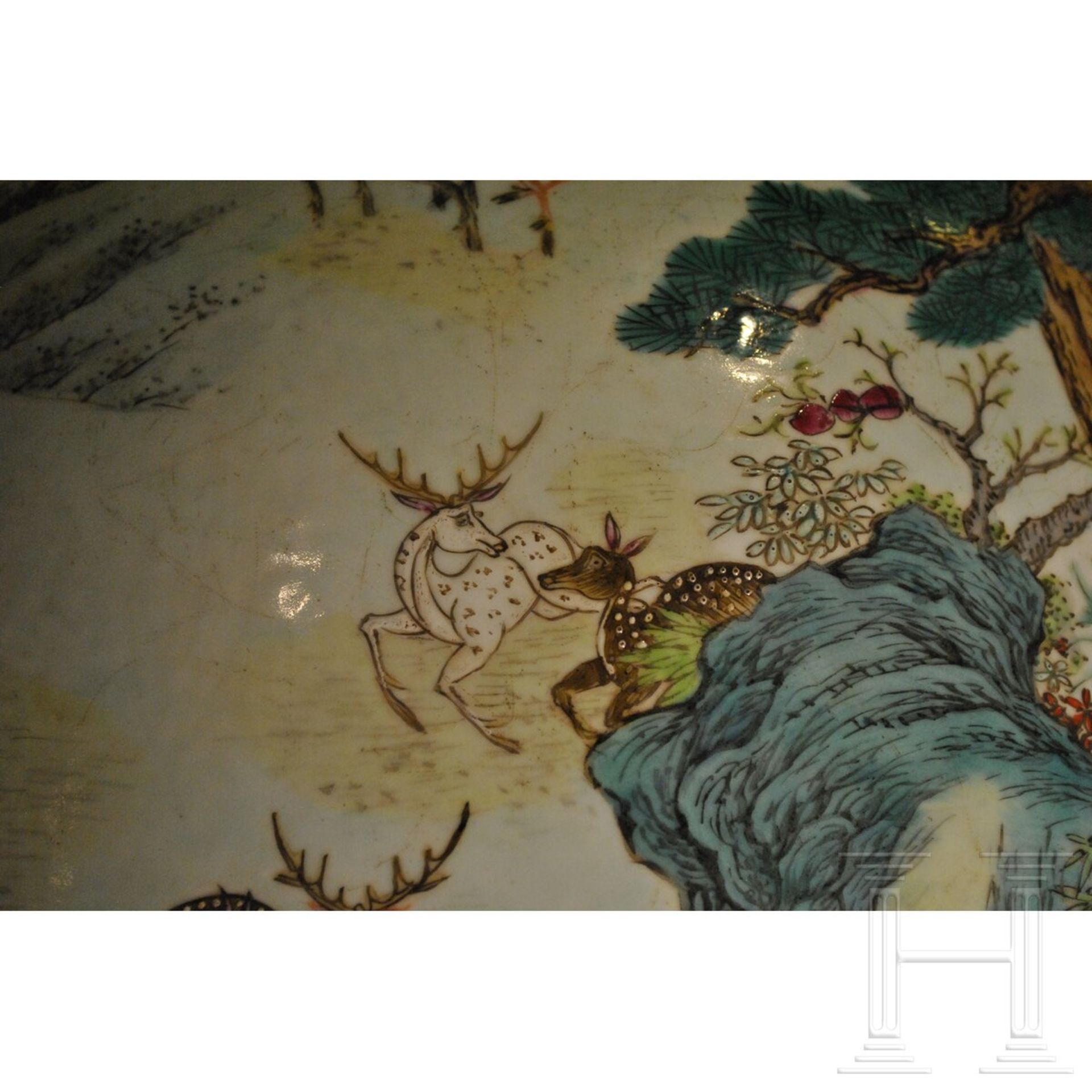 Monumentale Famille-rose-Vase mit "Hundert-Hirsche-Dekor", späte Qing-Dynastie oder frühe Republik,  - Bild 16 aus 24
