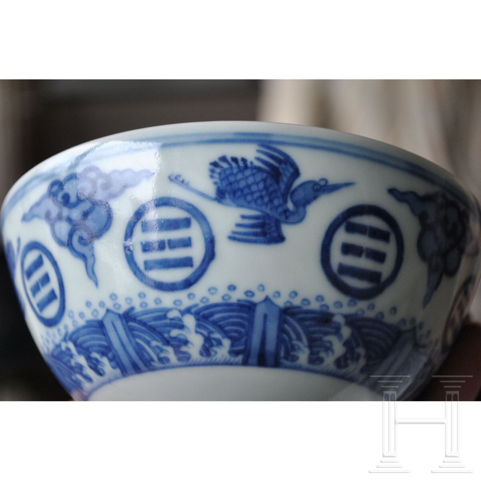 Blau-weiße Kranich- und Dreibalken-Schale mit Guangxu-Marke, 19. - frühes 20. Jhdt. - Bild 17 aus 19
