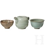 Longquan-Seladon-Teekanne und -Tasse sowie Ge-Typus-glasierte Tasse, China, wohl Ming-Dynastie (1368