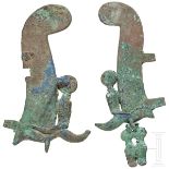 Zwei Hälften von Federkronen mit Uräusschlangen, Bronze, Ägypten, 2. - 1. Jtsd. v. Chr.