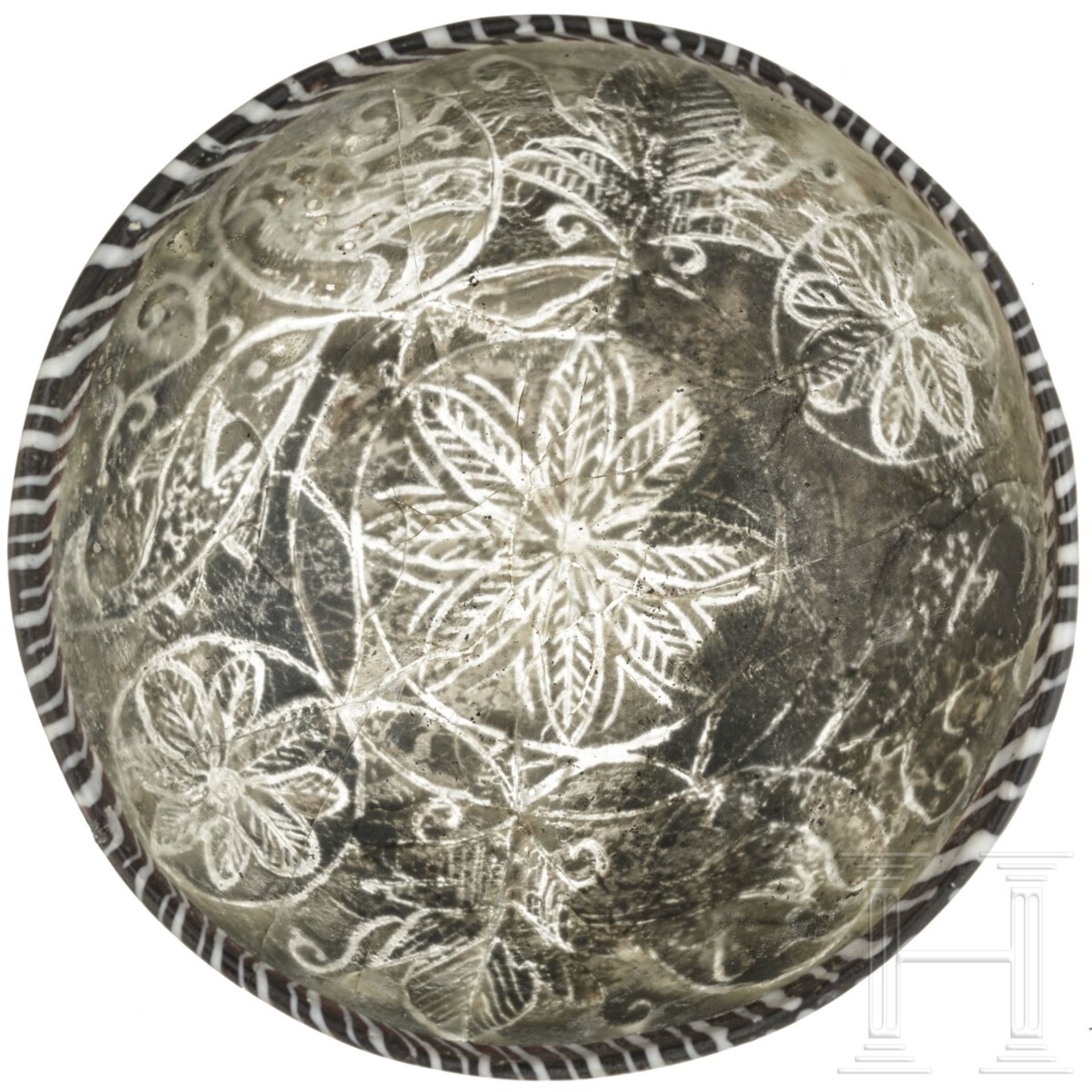 Glasschale mit floralem Dekor in Pigmentschicht zwischen doppelter Wandung, späthellenistisch - früh - Bild 6 aus 7