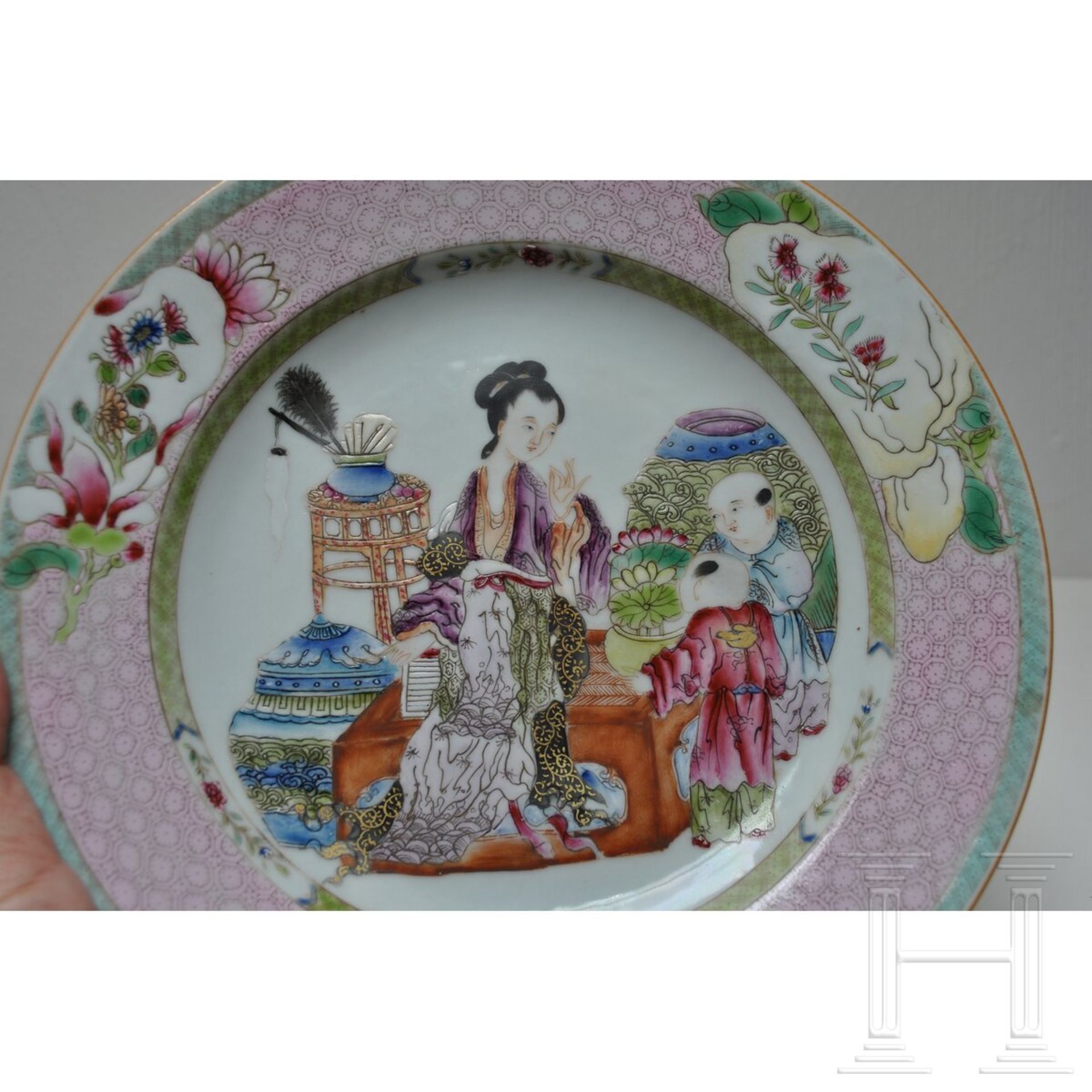 Famille Rose-Teller, Exportware, wohl Qianlong-Periode (1735 - 1796), 18. Jhdt. - Image 4 of 16