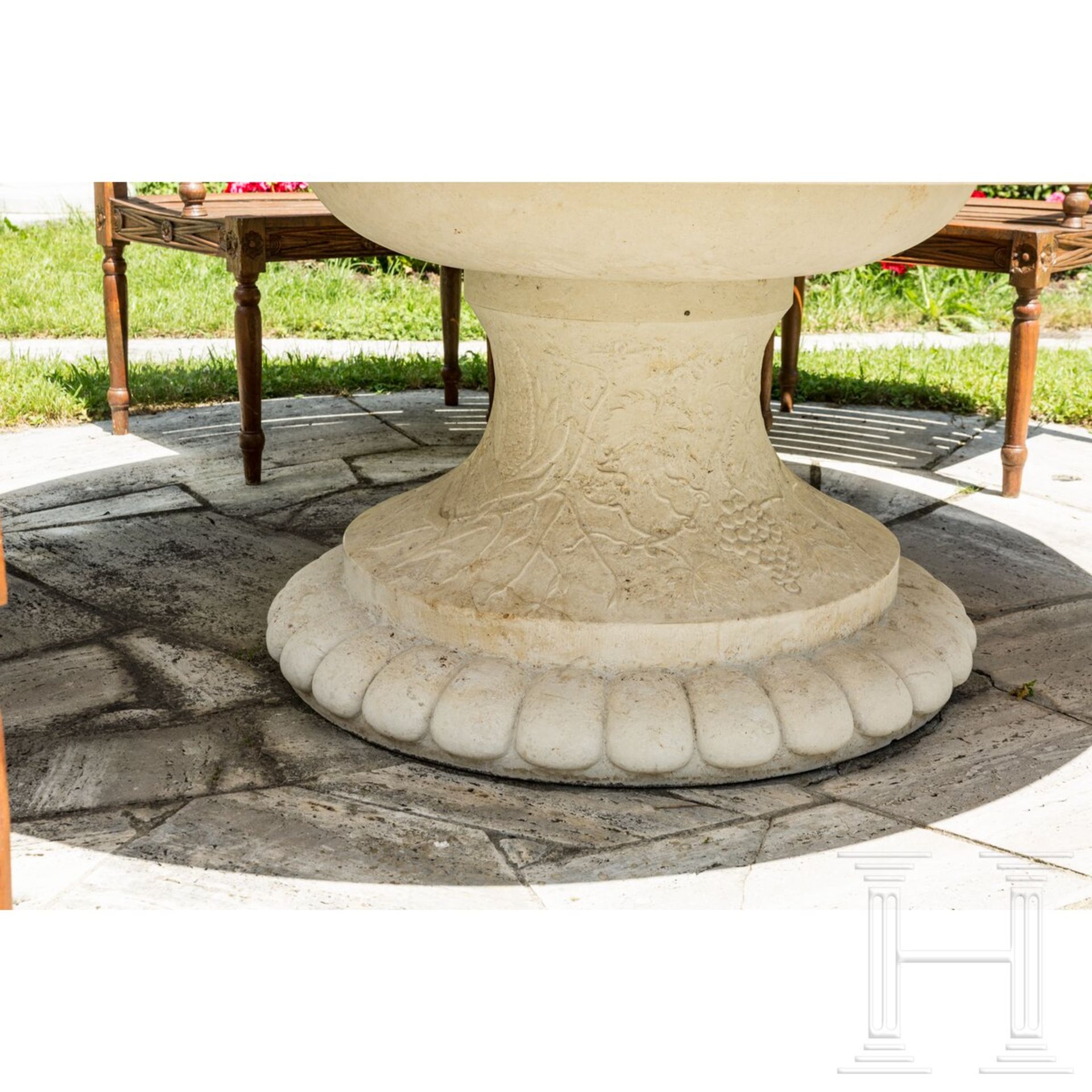 Dekorative Sitzgruppe mit Gartentisch aus Stein, deutsch, 2. Hälfte 20. Jhdt. - Bild 3 aus 5