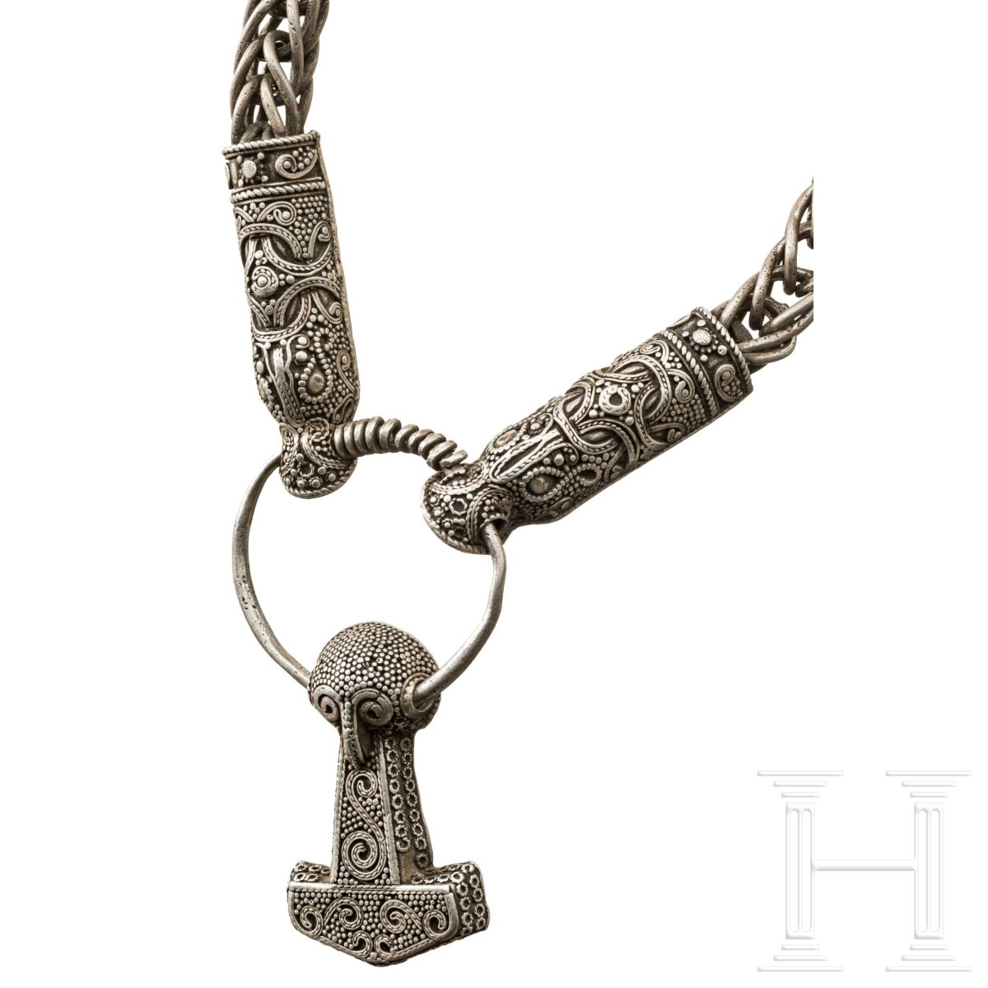 Silberkette mit Tierkopfenden und Thorshammer im Mammenstil, 10. Jhdt.  - Bild 7 aus 7