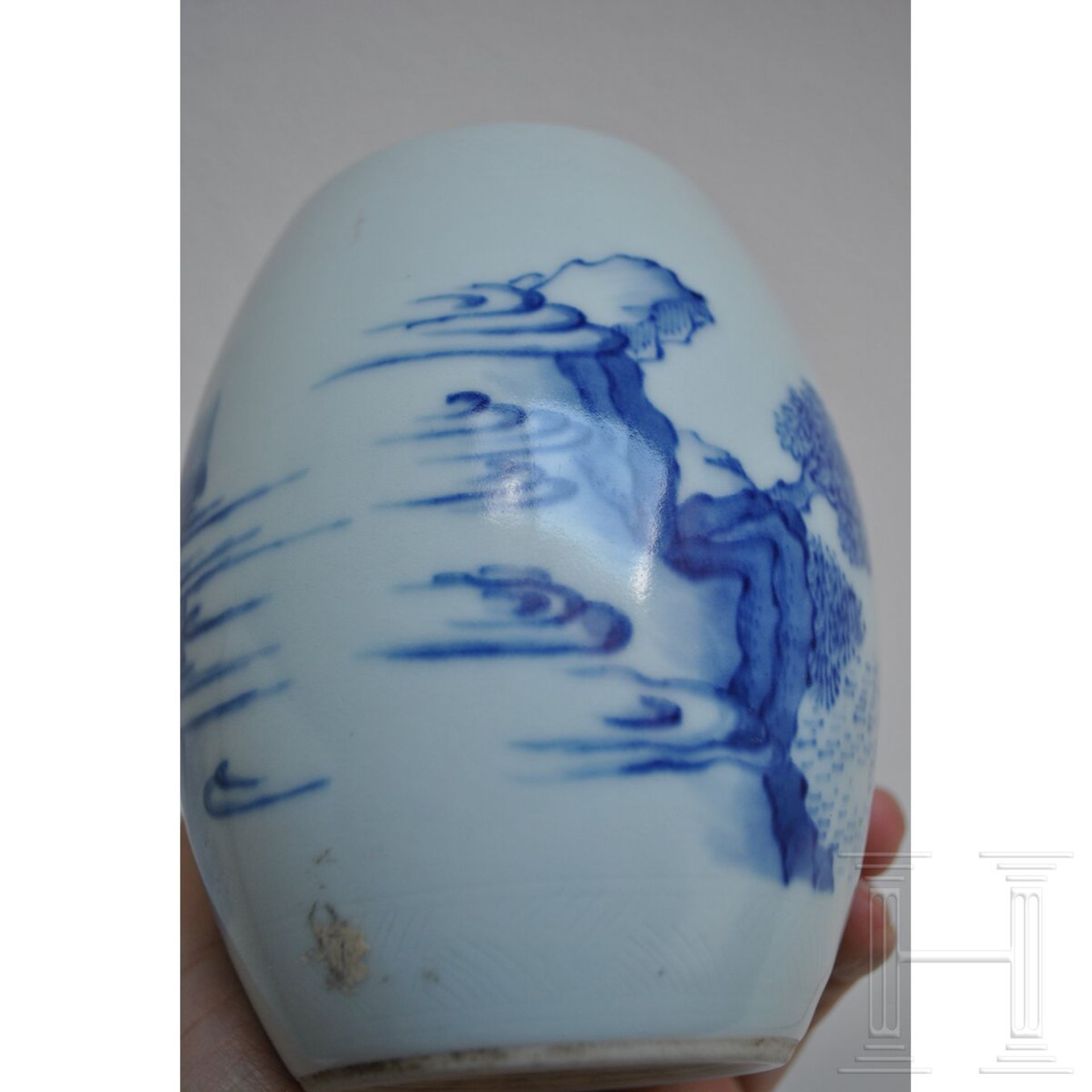 Blau-weiße Vase mit Gelehrtenszene, China, wahrscheinlich Kangxi-Periode (1661 - 1722) oder später - Bild 9 aus 14