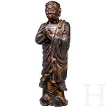 Holzfigur eines stehenden Mönches mit Goldlackfassung, China, 18./19. Jhdt.