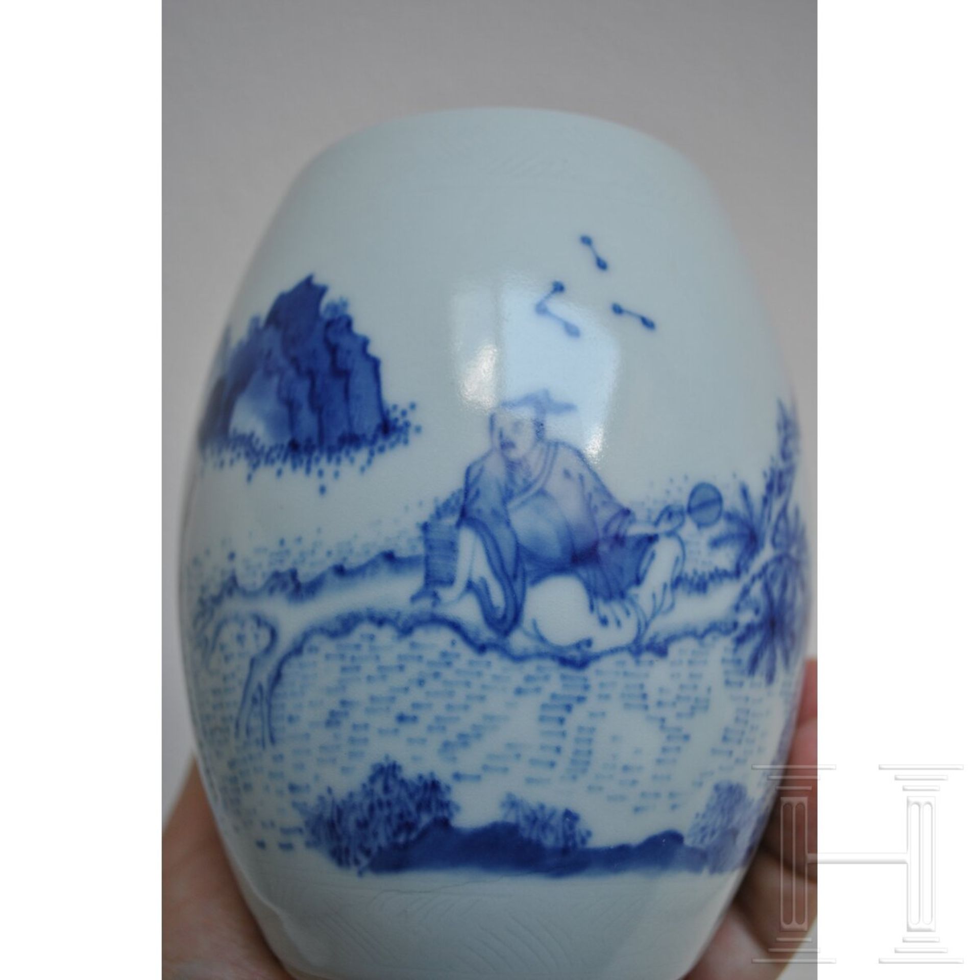 Blau-weiße Vase mit Gelehrtenszene, China, wahrscheinlich Kangxi-Periode (1661 - 1722) oder später - Bild 8 aus 14
