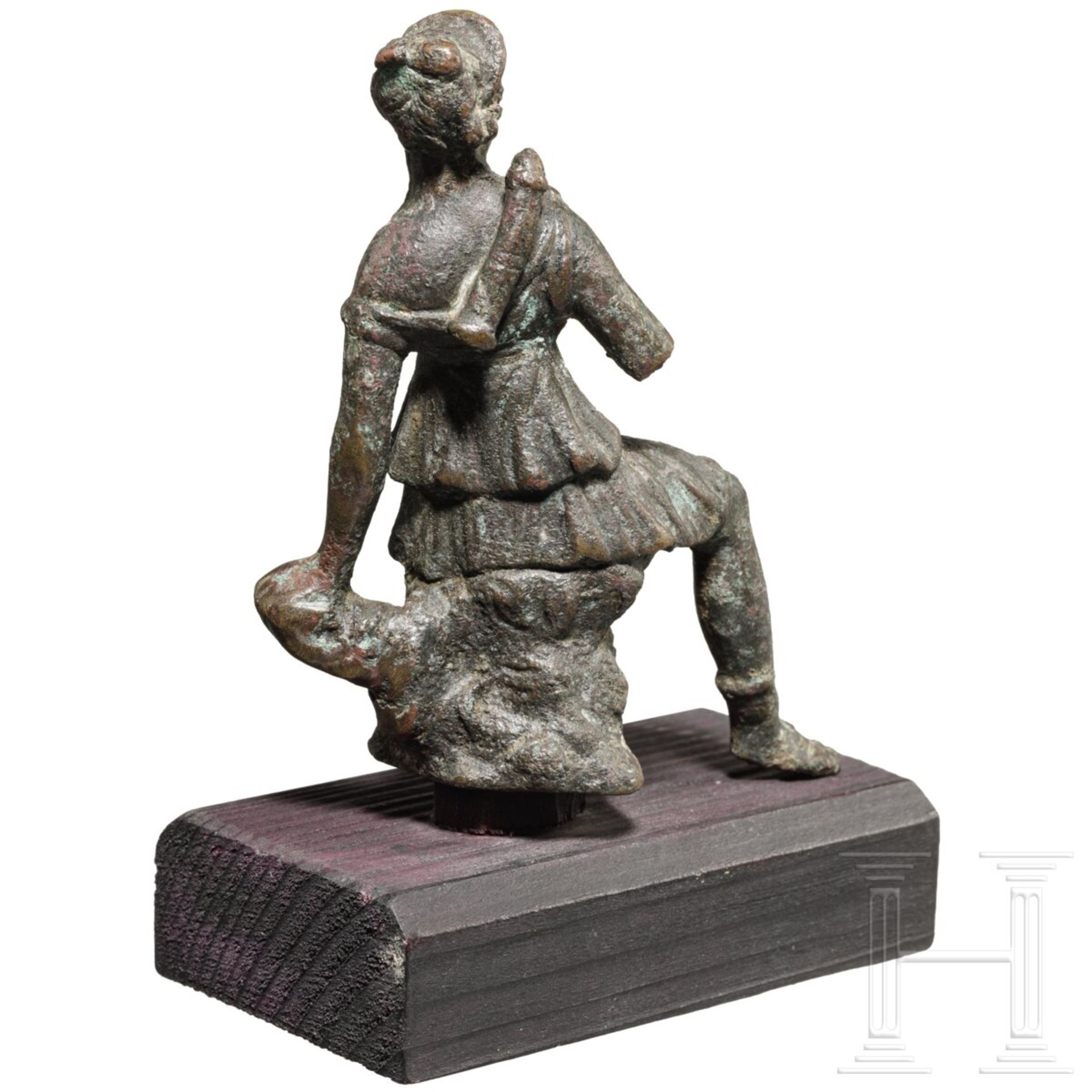 Bronze-Statuette der sitzenden Artemis, 1. Jhdt. n.Chr. - Bild 4 aus 5
