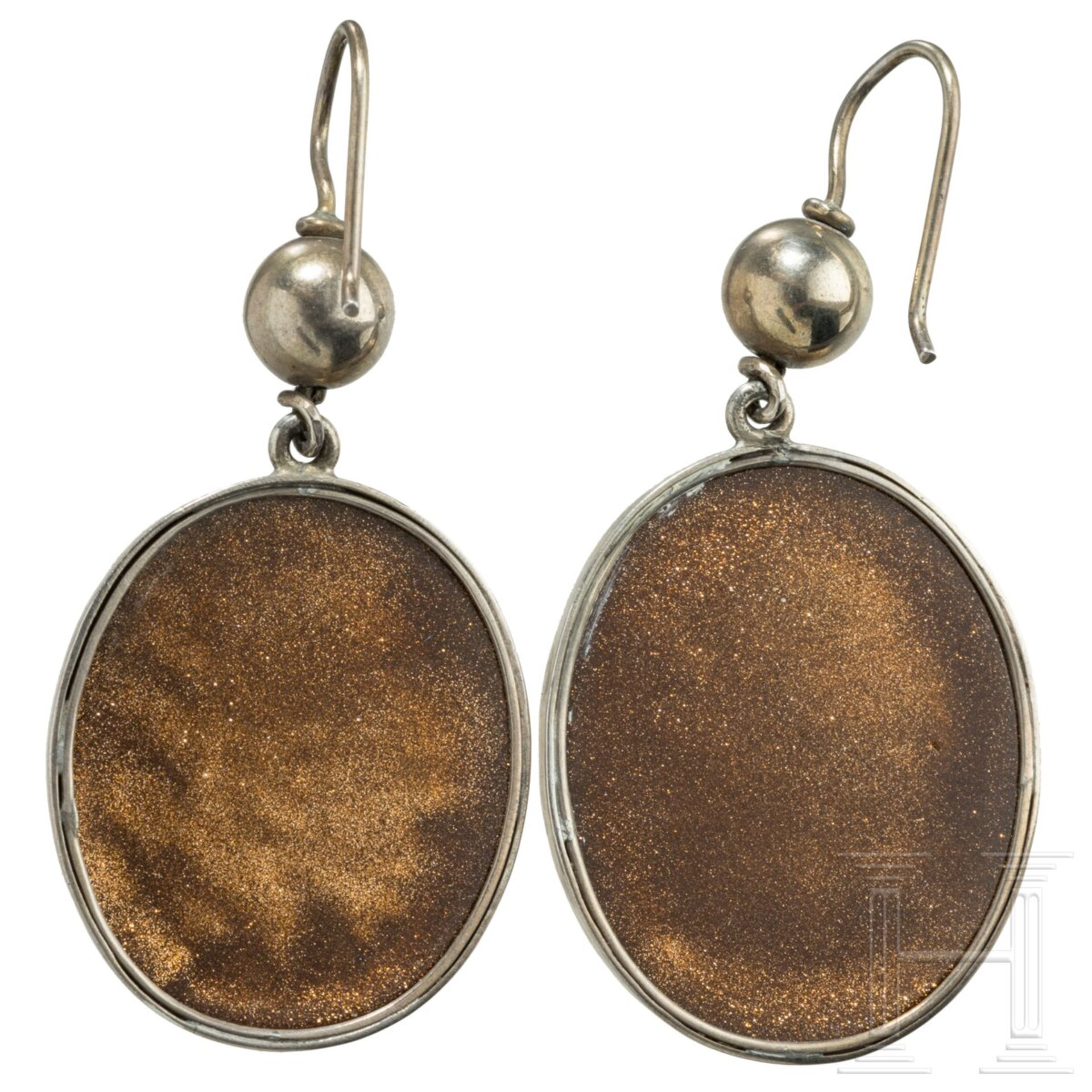 Ein Paar Goldfluss-Ohrringe mit Mikromosaik - Bild 2 aus 3
