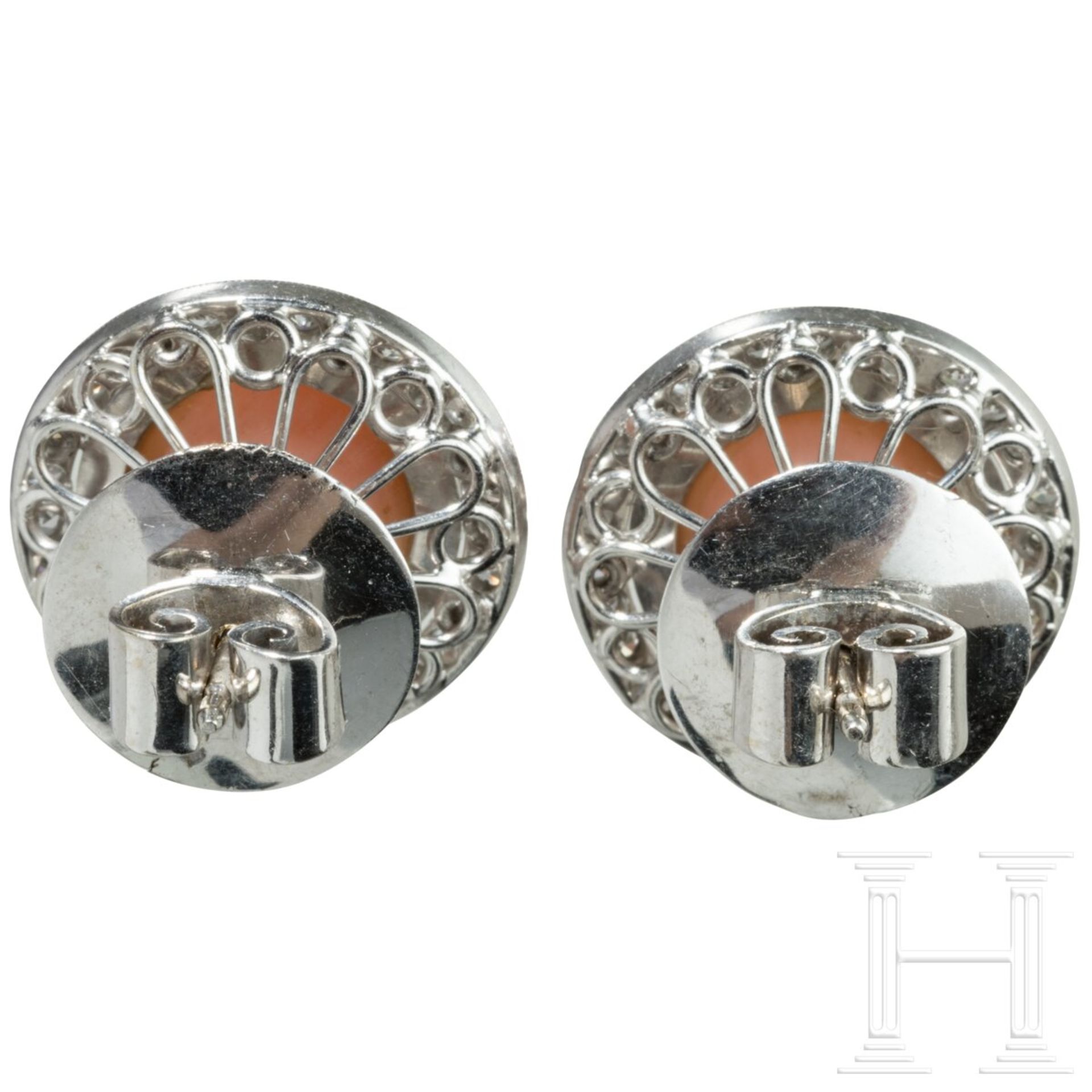 Ein Paar Ohrringe mit Engelskoralle  - Bild 3 aus 5