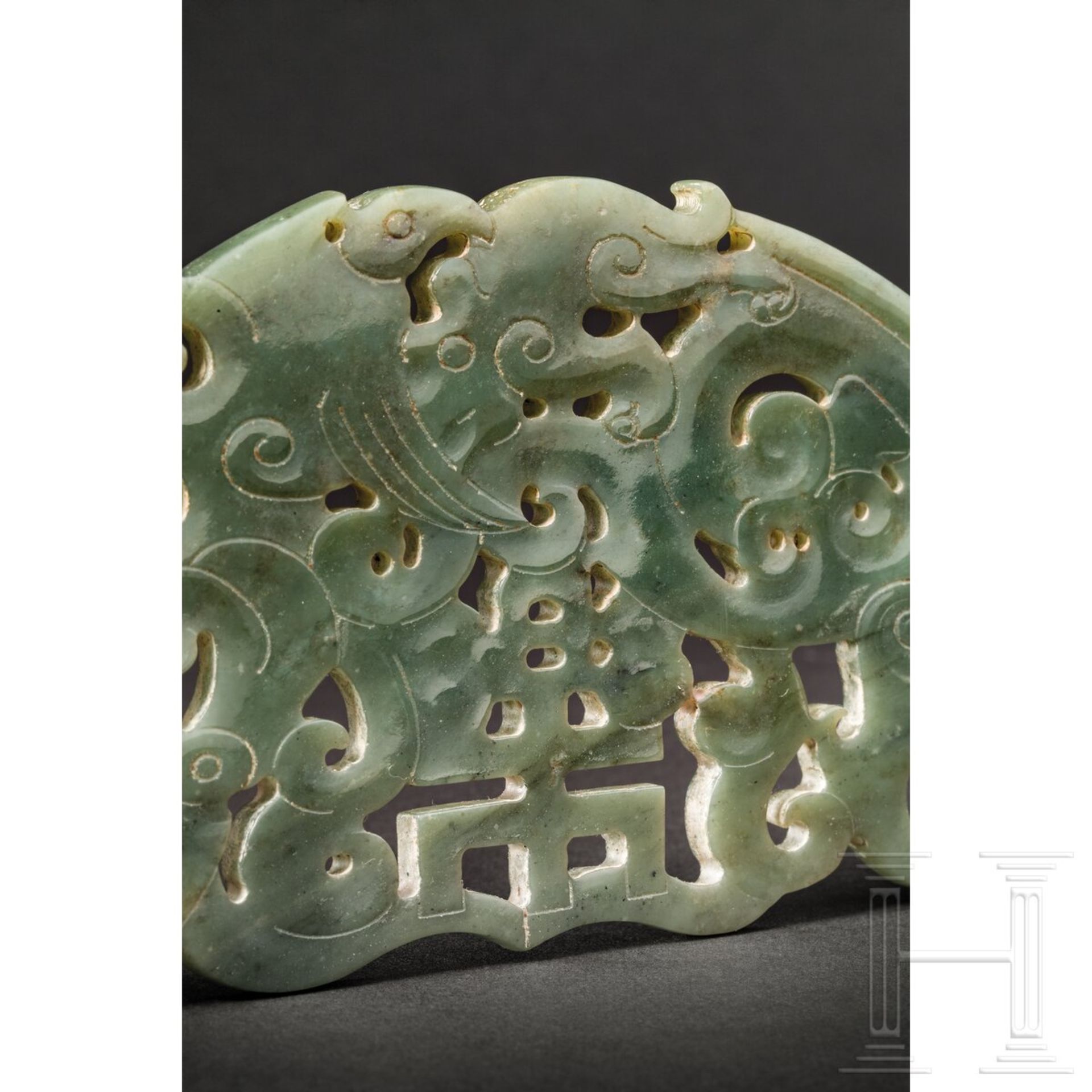 Zwei oliv-grüne Jadescheiben, China, 20. Jhdt.  - Bild 4 aus 9