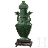 Jade-Vase mit Drachenhenkeln, China, 20. Jhdt.