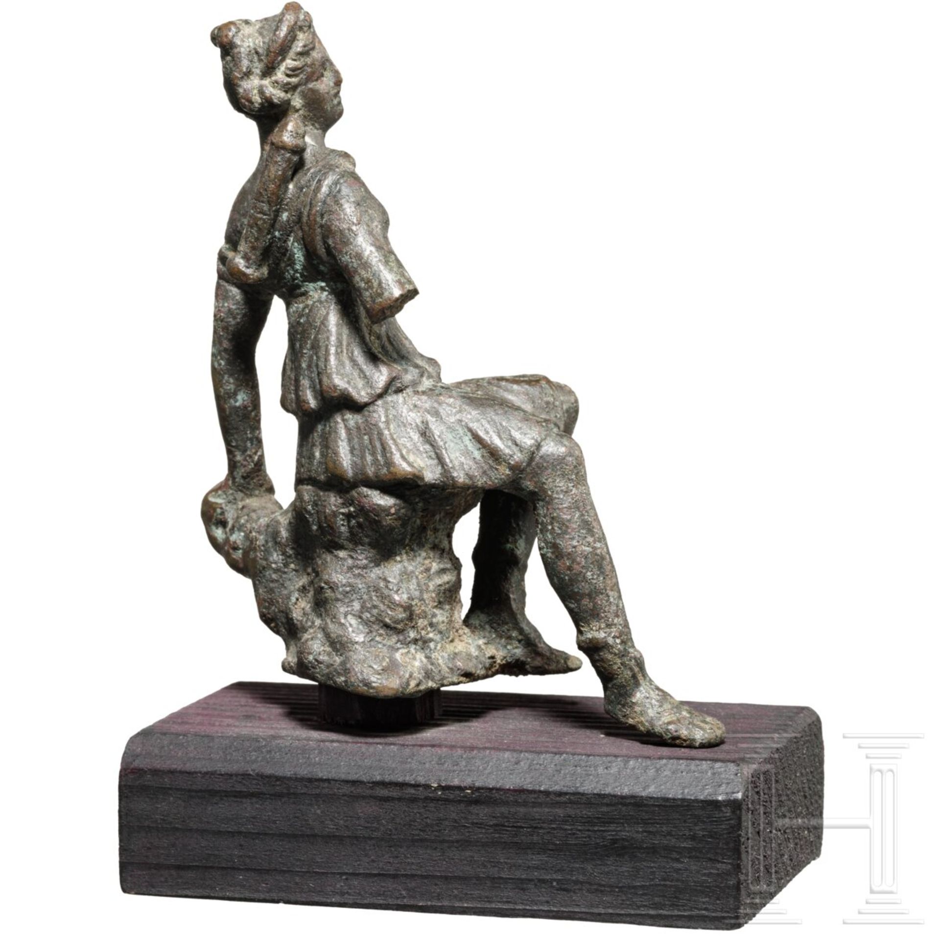 Bronze-Statuette der sitzenden Artemis, 1. Jhdt. n.Chr. - Bild 3 aus 5