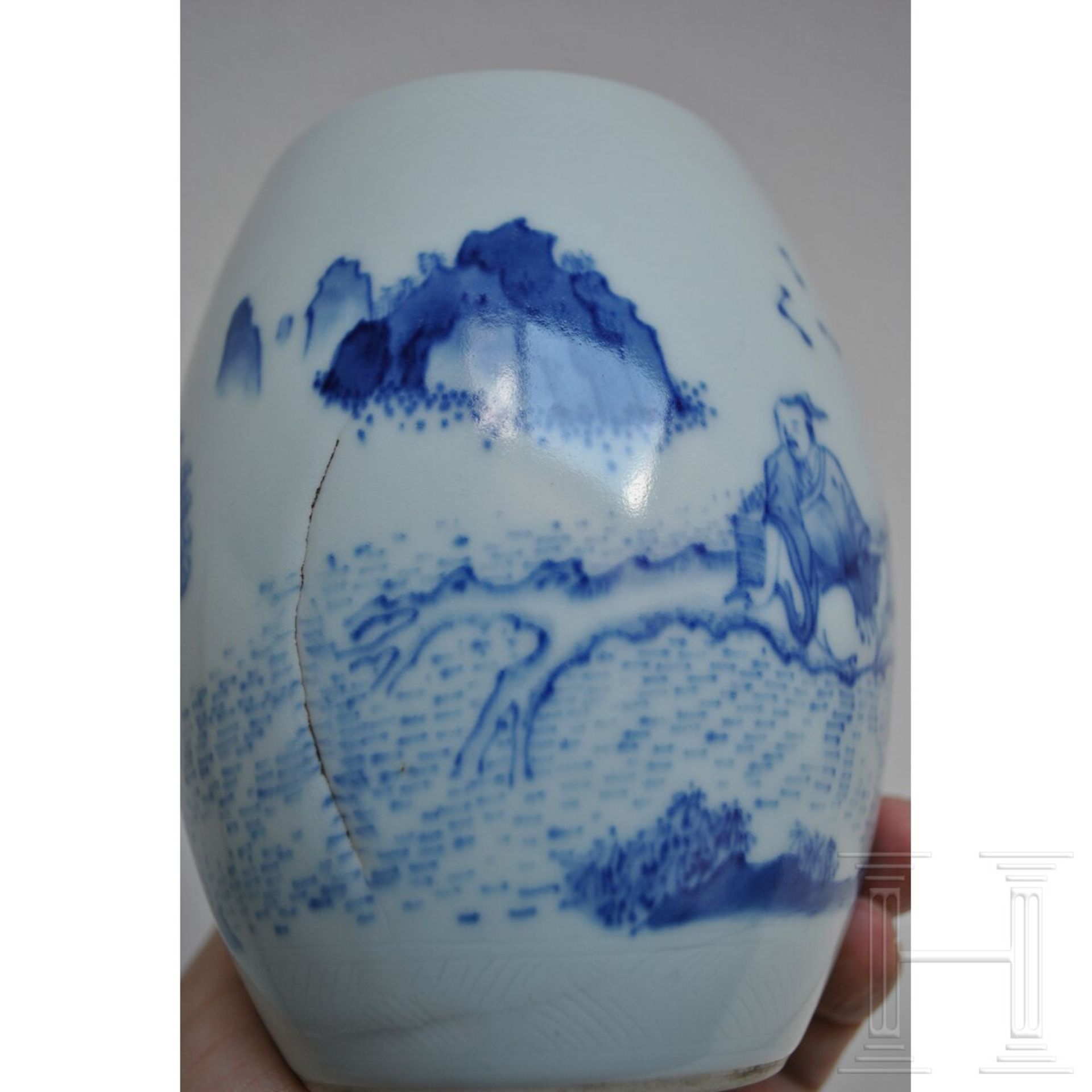 Blau-weiße Vase mit Gelehrtenszene, China, wahrscheinlich Kangxi-Periode (1661 - 1722) oder später - Bild 7 aus 14