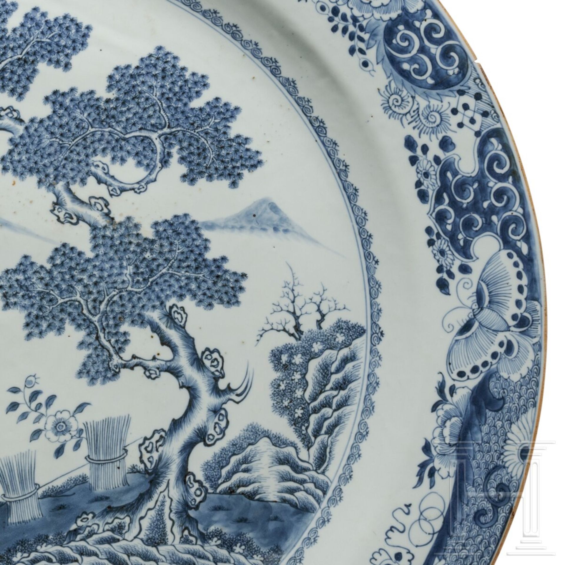 Außergewöhnlich großer blau-weißer Porzellanteller mit Landschaftsszene, China, 19. Jhdt.  - Bild 4 aus 4