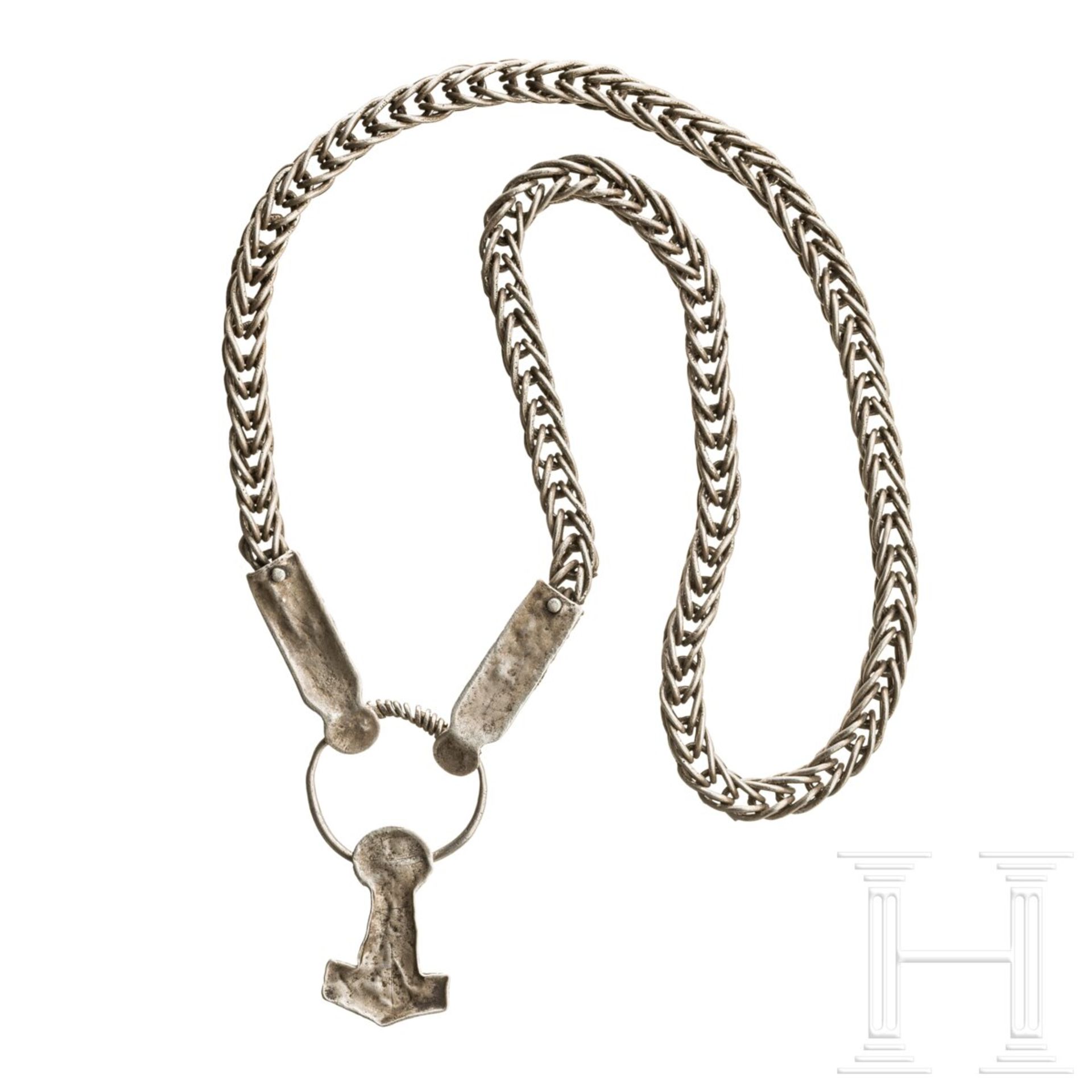 Silberkette mit Tierkopfenden und Thorshammer im Mammenstil, 10. Jhdt.  - Bild 6 aus 7