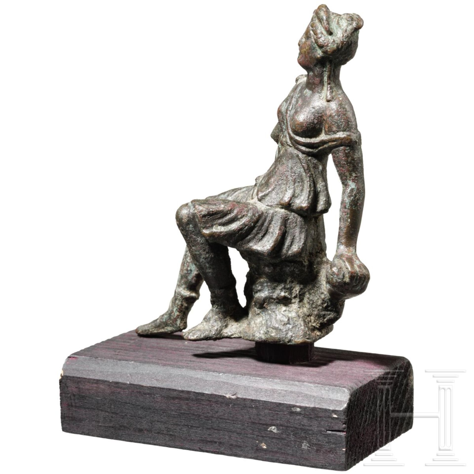 Bronze-Statuette der sitzenden Artemis, 1. Jhdt. n.Chr. - Bild 2 aus 5