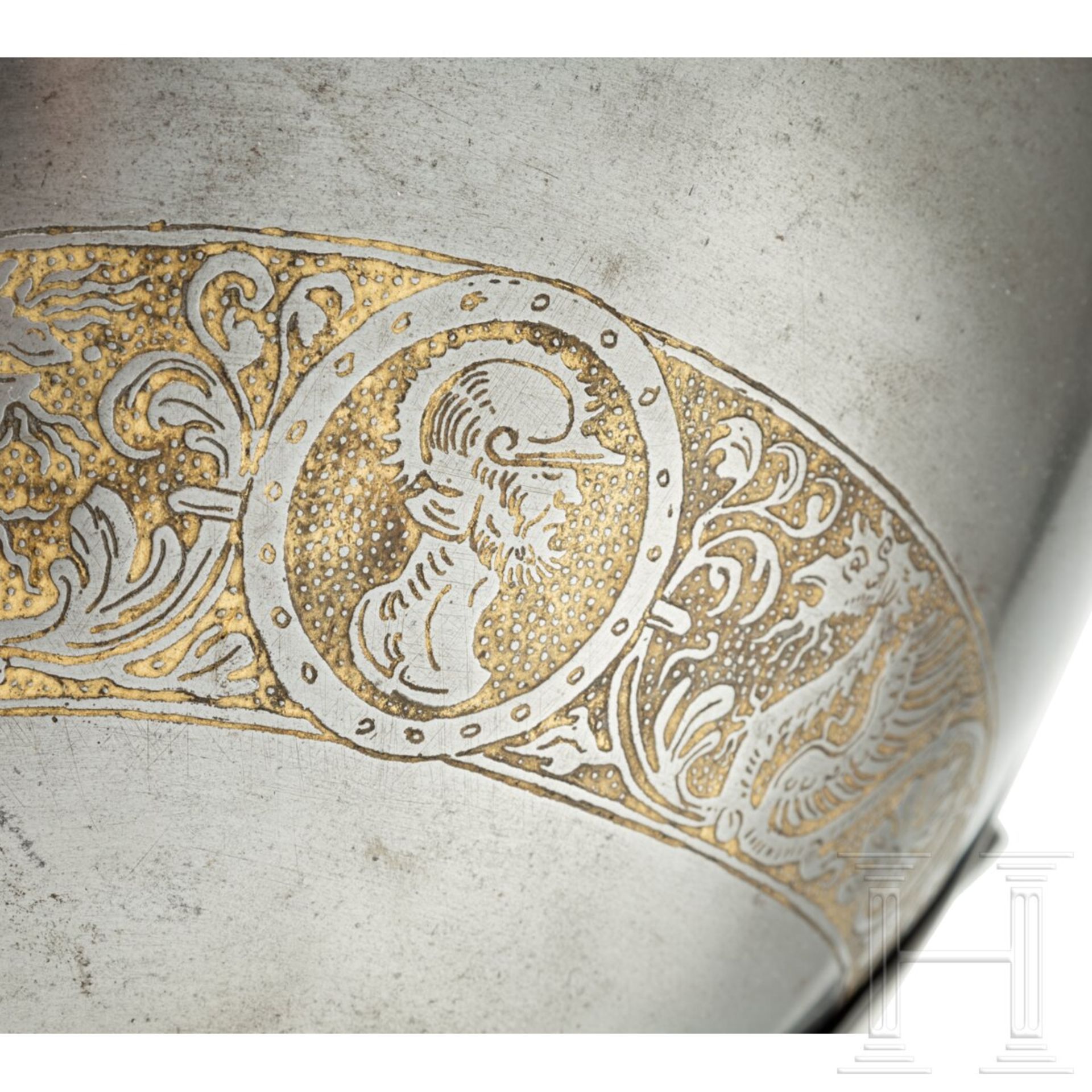 Bedeutender geschlossener Helm mit vergoldetem Ätzdekor, süddeutsch, wohl Nürnberg, um 1540 - Bild 7 aus 9