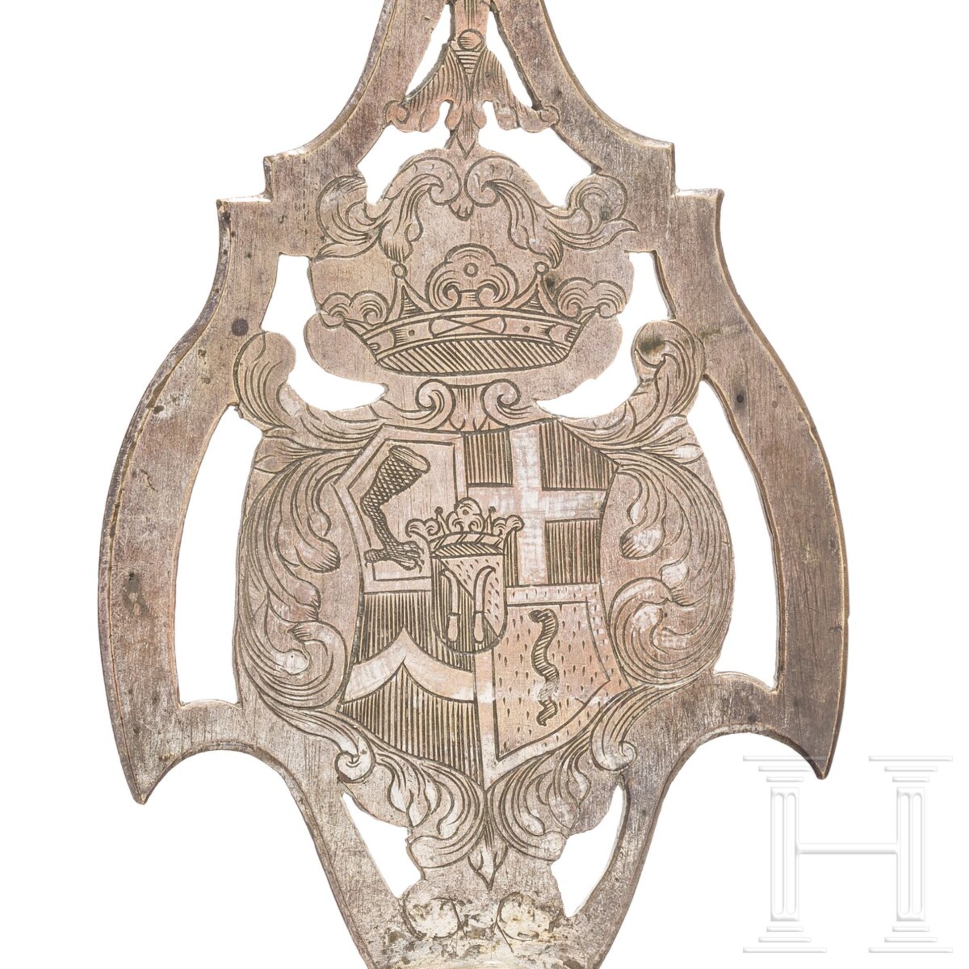 Fahnenspitze mit den Wappen des Fürsten Emanuel von Liechtenstein und der Gräfin Marie von Dietrichs - Bild 4 aus 4