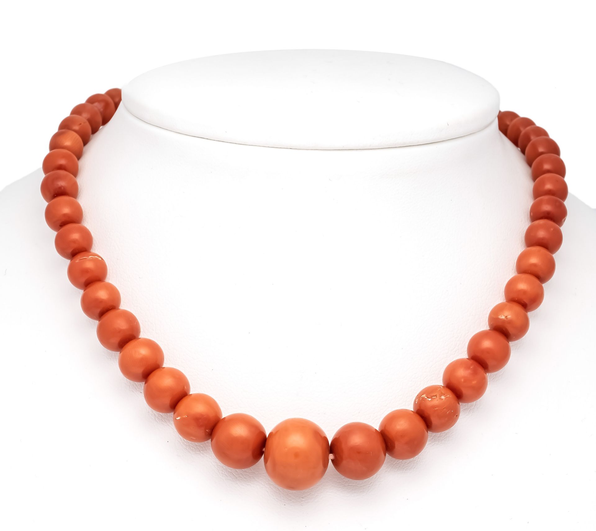 Coral necklace with box clasp and SI eight GG 585/000 strand of coral balls 14 - 4.5 mm in a