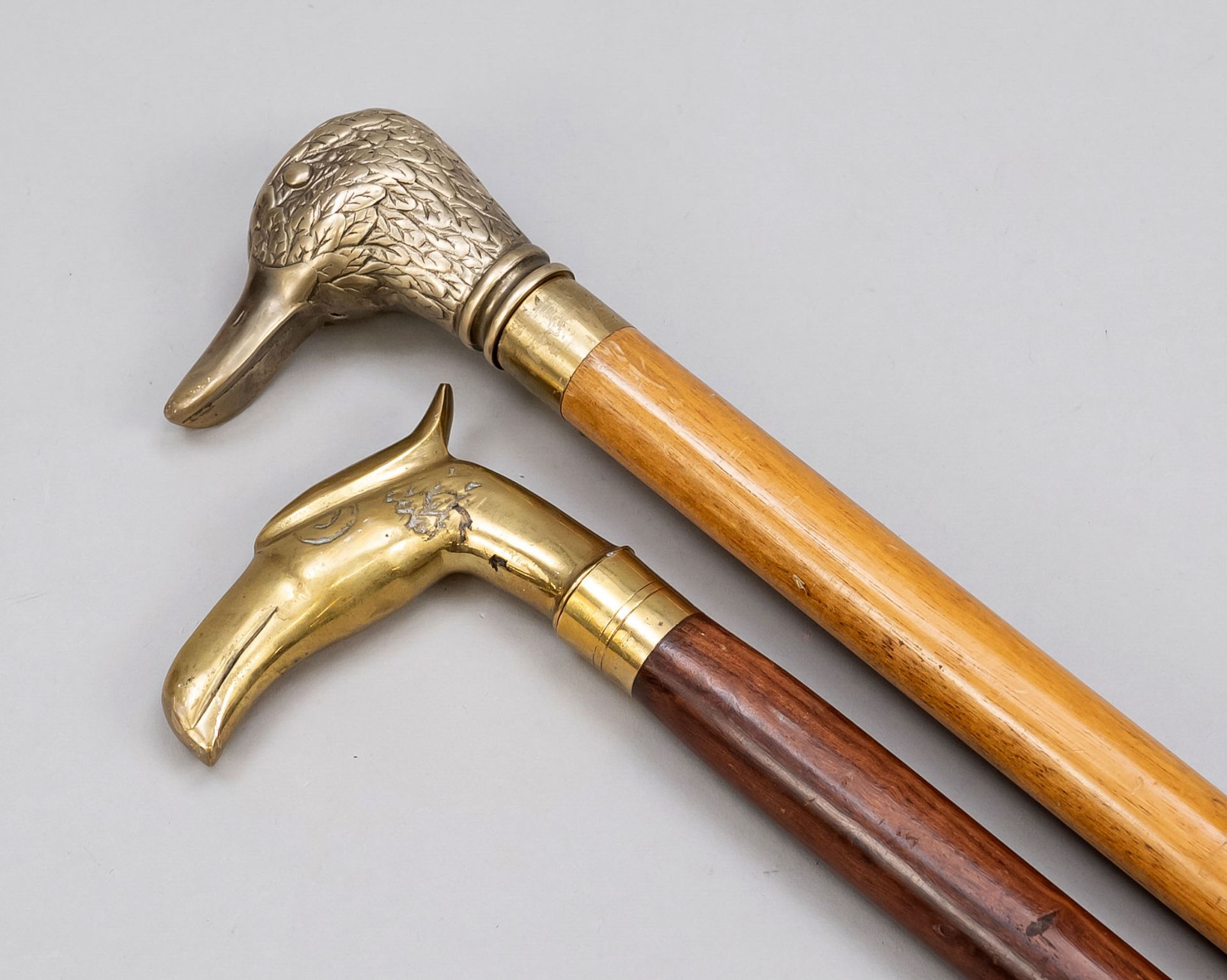 2 walking sticks, 1st h. 20th c. 1 x with knob in the shape of a duck's head to unscrew, under it