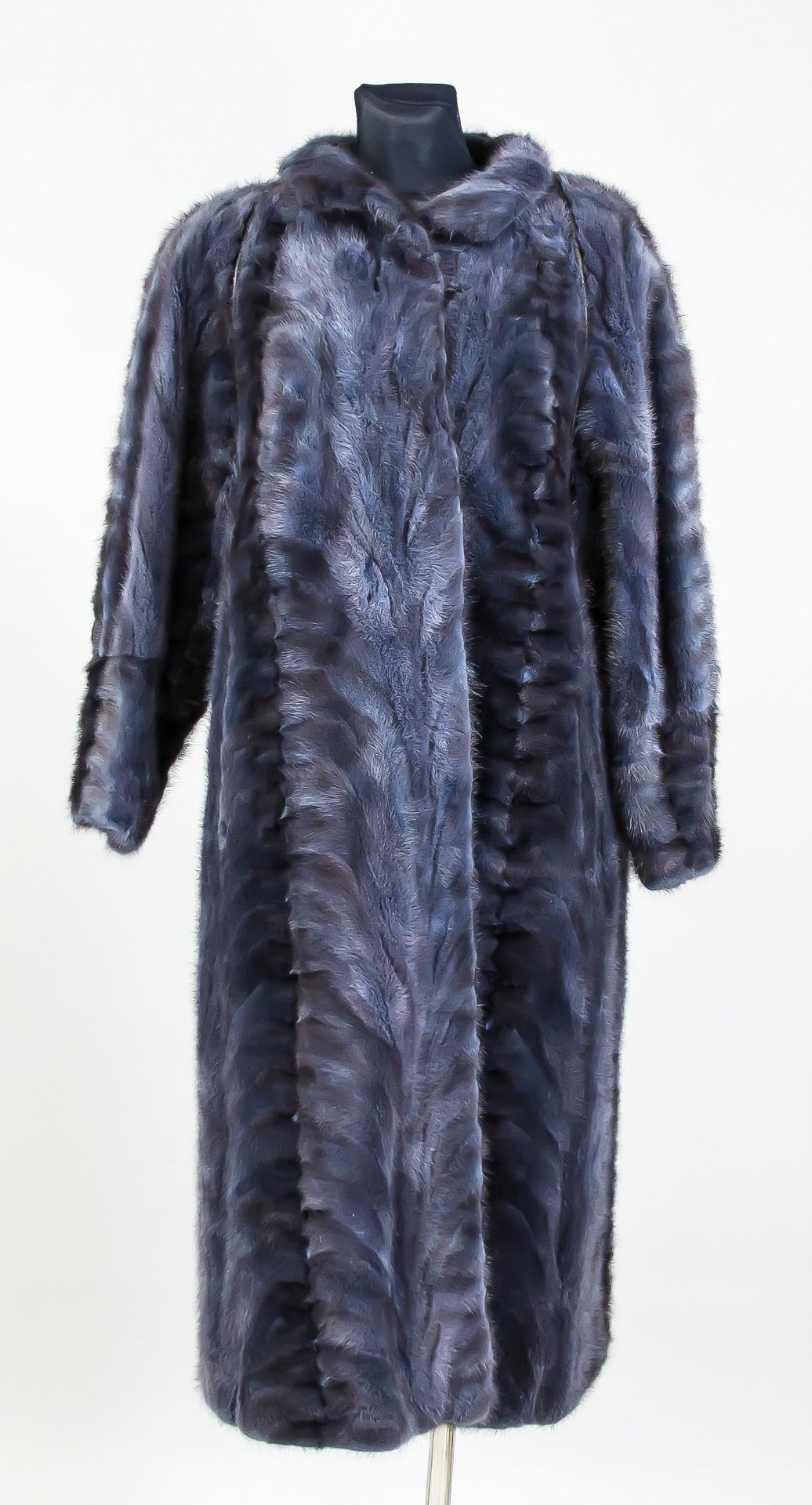Ladies mink coat, blue black. Without label or size indication, slight signs of wear.