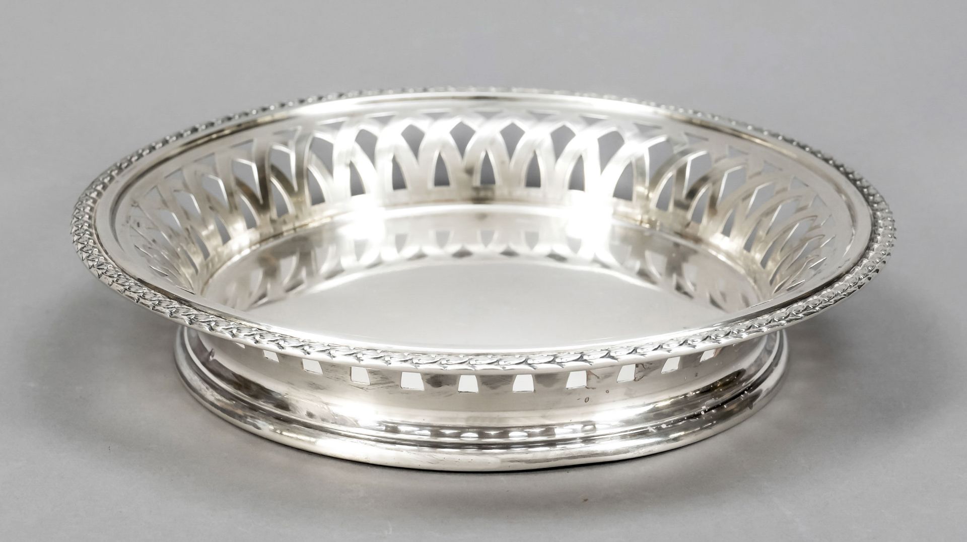 Round wicker bowl, France, early 20th century, silver 950/000, on round stepped stand, flat body