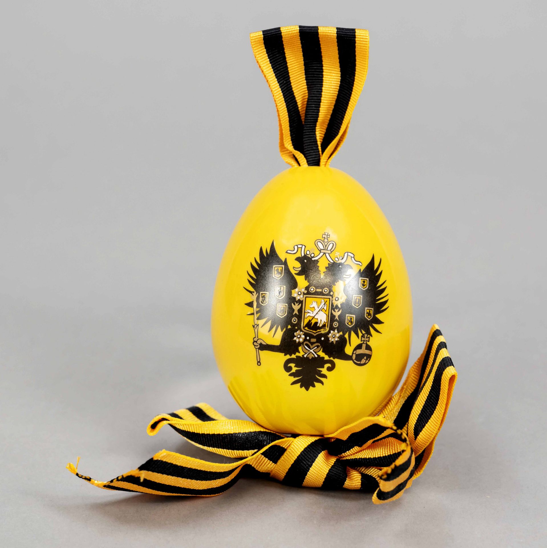 Easter egg, Russia, yellow egg with the coat of arms of the Romanoff family, on the verso monogram