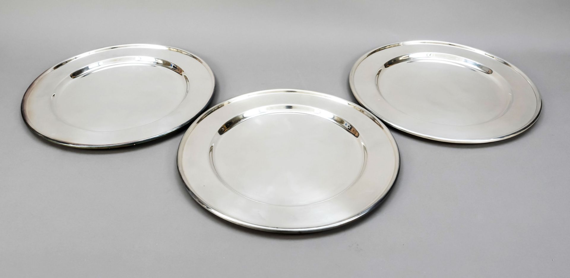Five placemats, Italy, 20th century, sterling silver 925/000, smooth, slightly moulded shape, Ø 31
